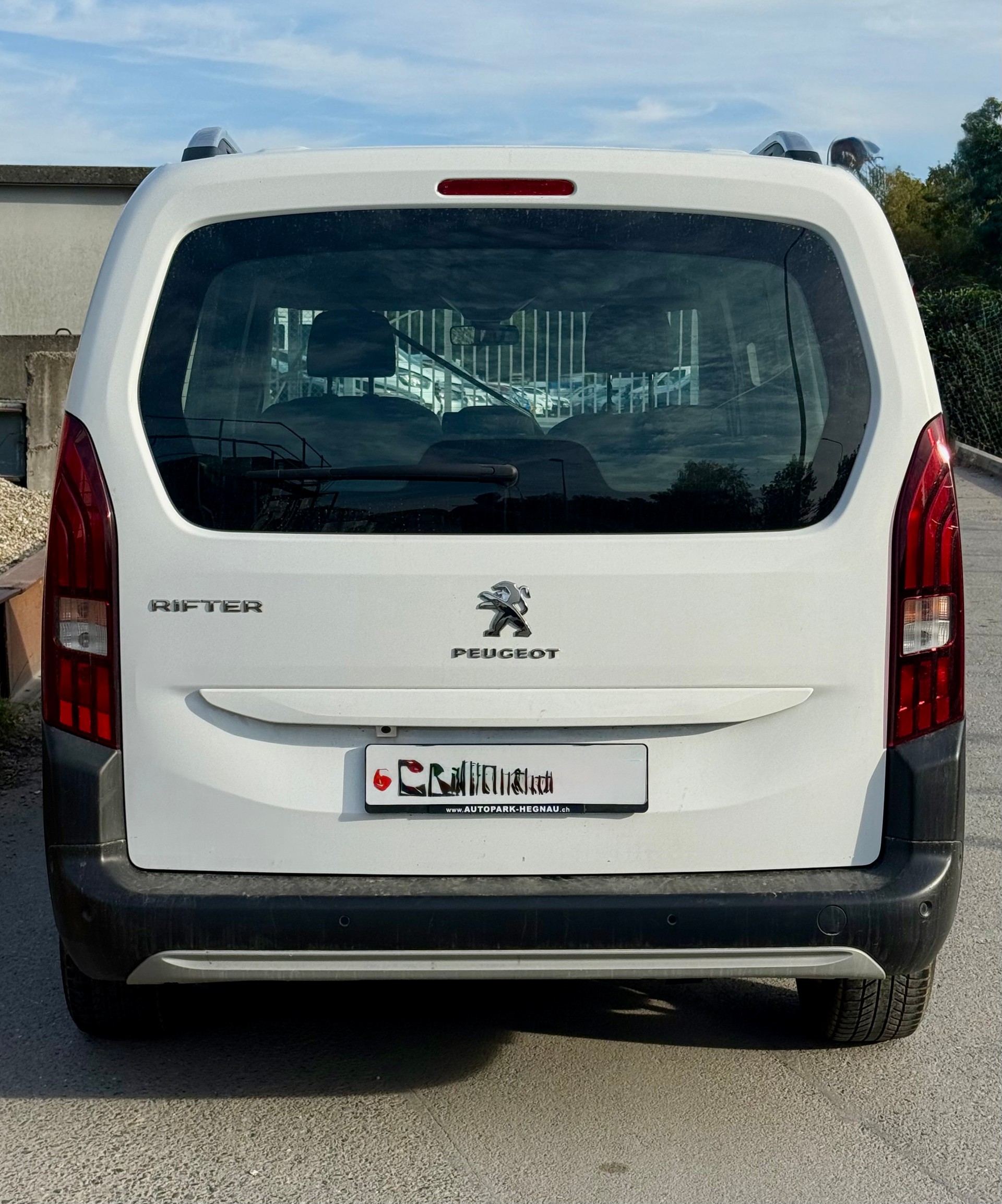 PEUGEOT Rifter Long 1.5 BlueHDi GT Line EAT8-image-4
