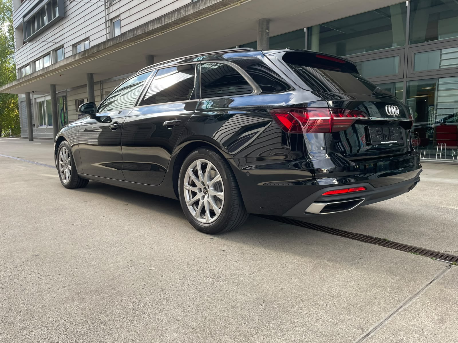 AUDI A4 Avant 40 TDI Attraction quattro S-tronic-image-2