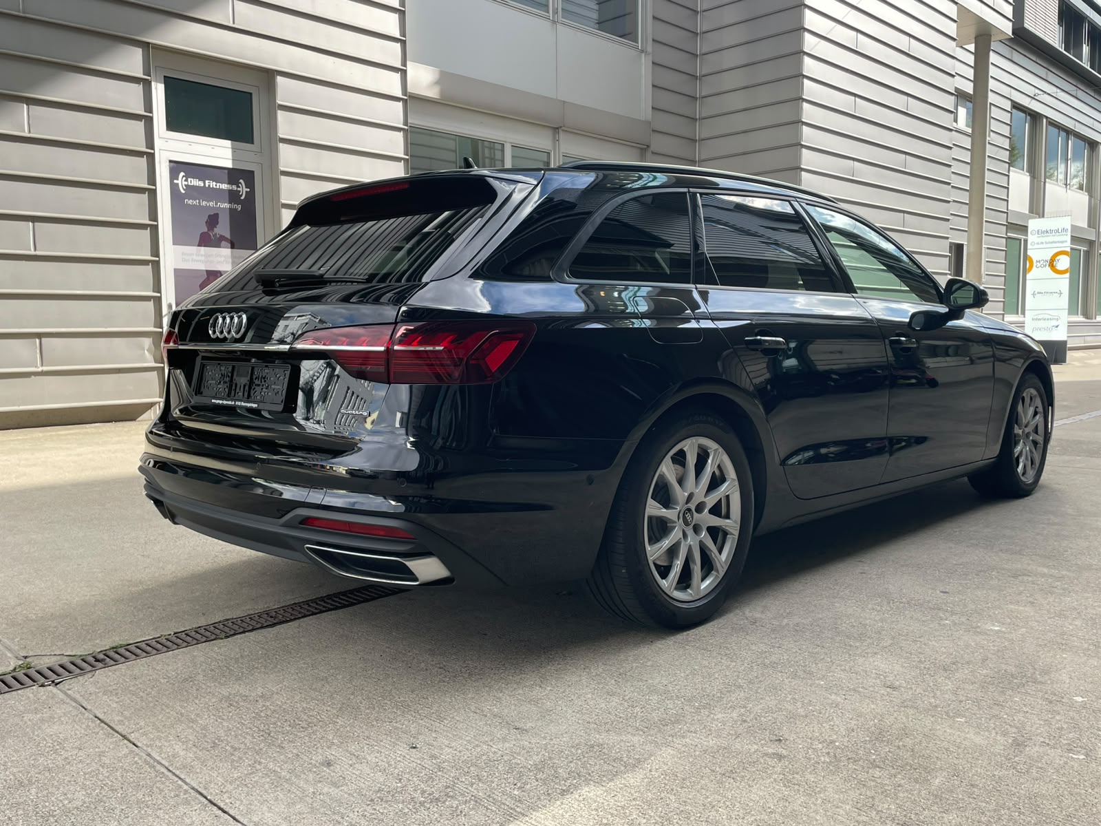 AUDI A4 Avant 40 TDI Attraction quattro S-tronic-image-4