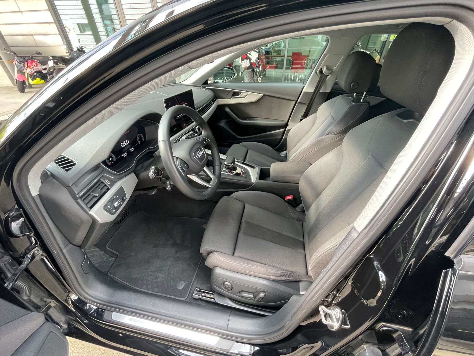 AUDI A4 Avant 40 TDI Attraction quattro S-tronic-image-8