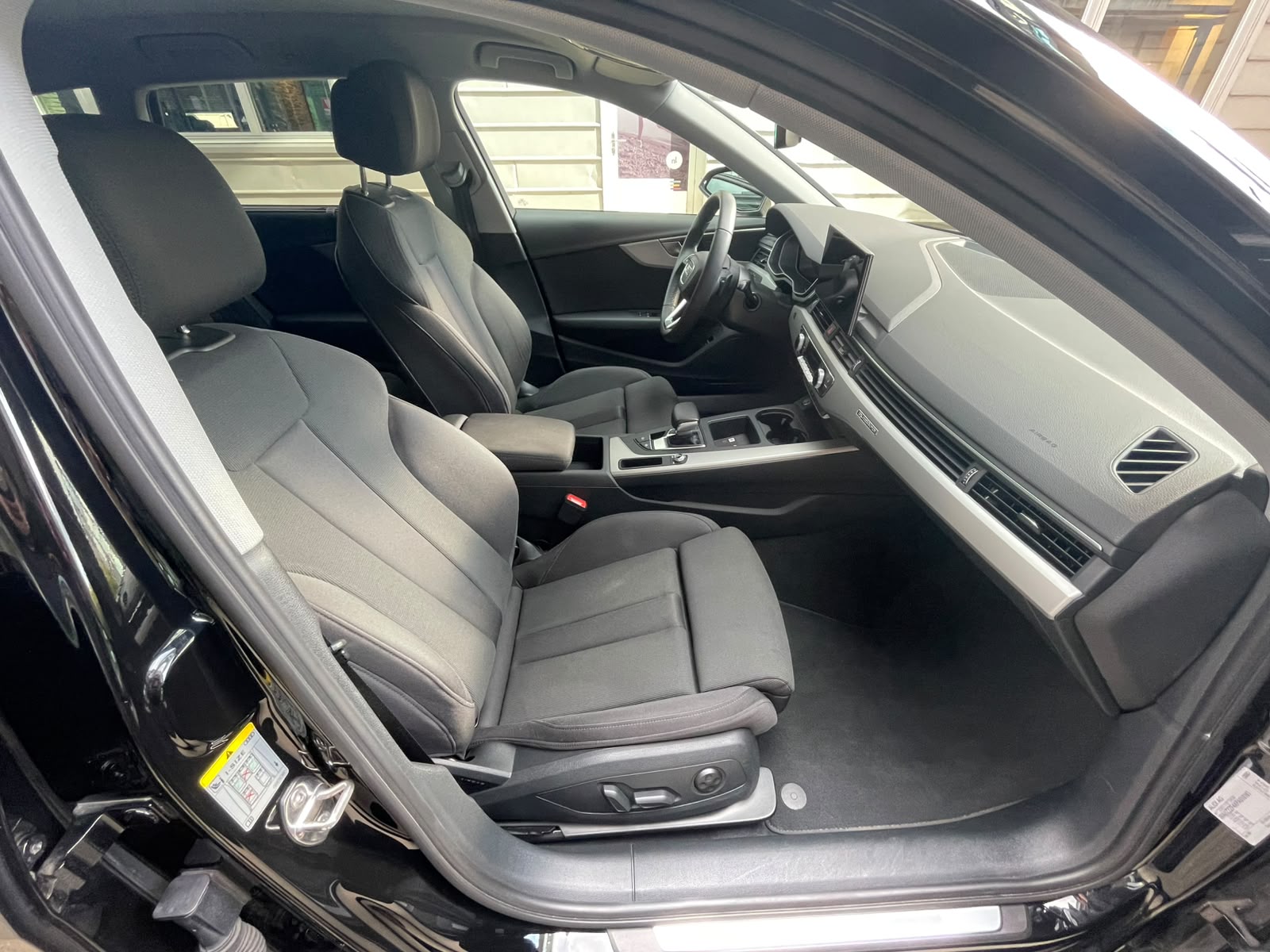 AUDI A4 Avant 40 TDI Attraction quattro S-tronic-image-16
