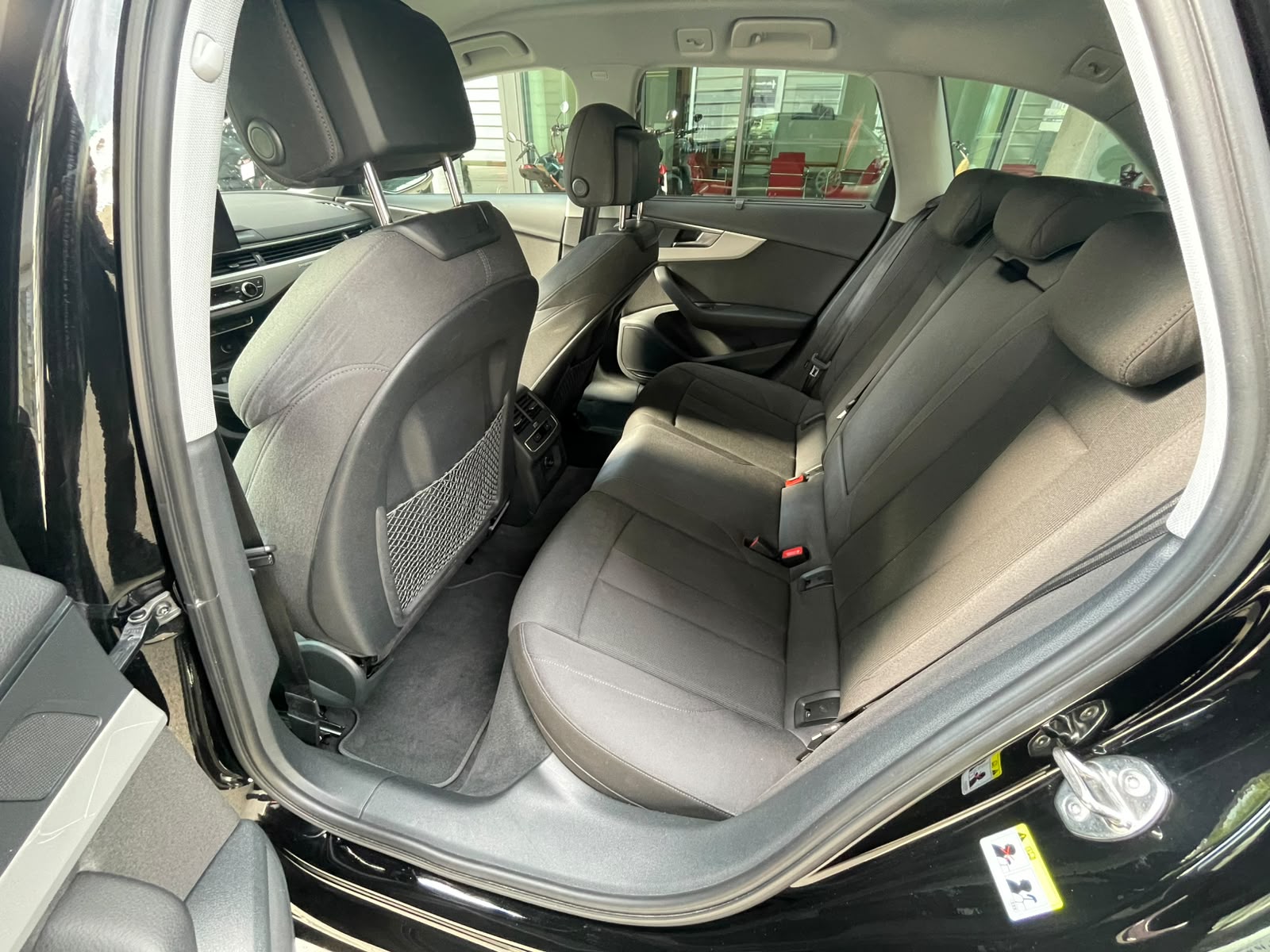 AUDI A4 Avant 40 TDI Attraction quattro S-tronic-image-15