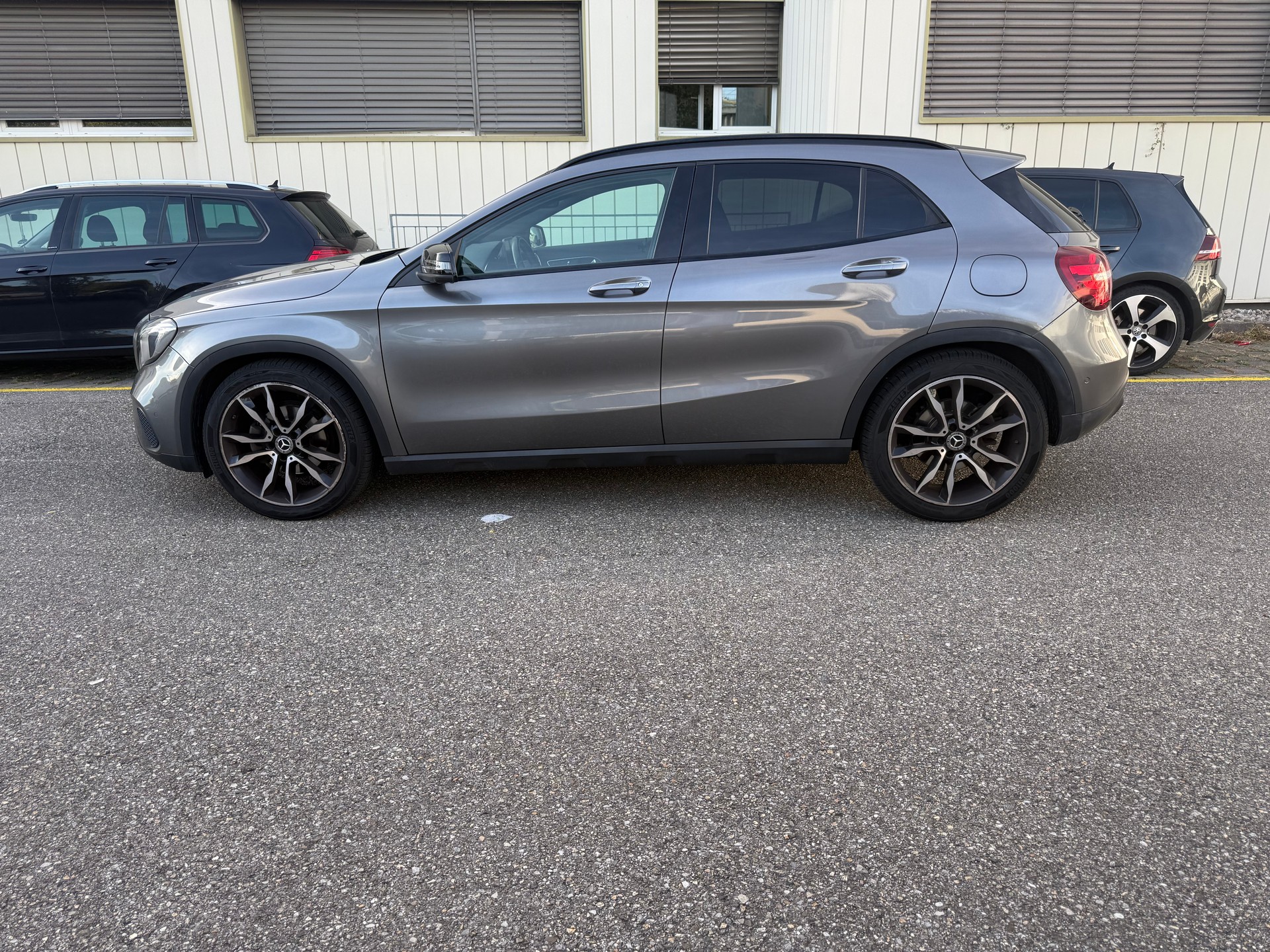 MERCEDES-BENZ GLA 200 Night Star 7G-DCT-image-2