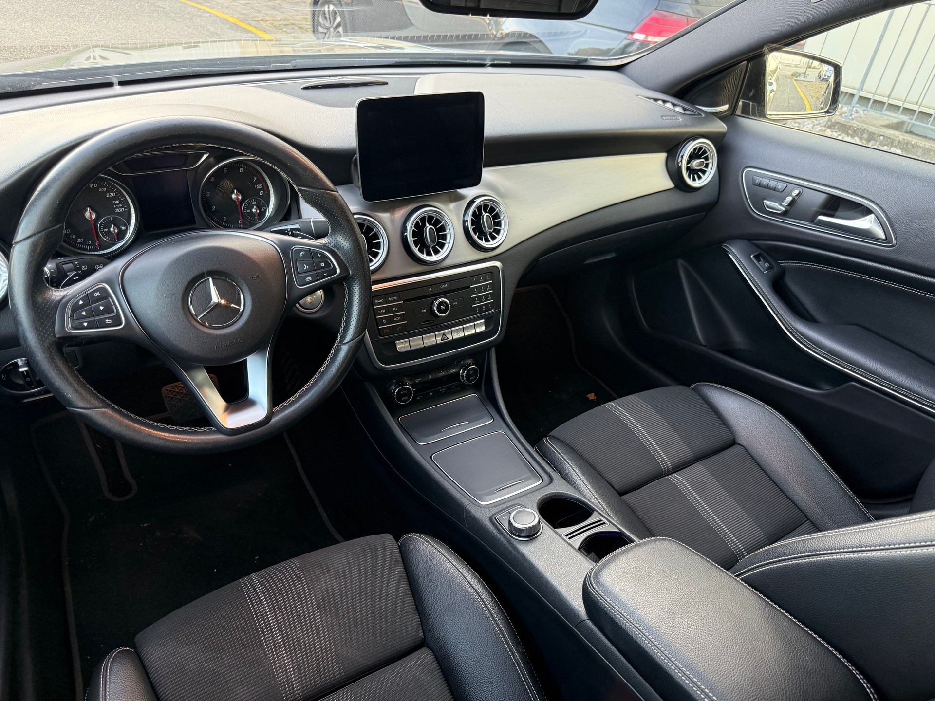 MERCEDES-BENZ GLA 200 Night Star 7G-DCT-image-8