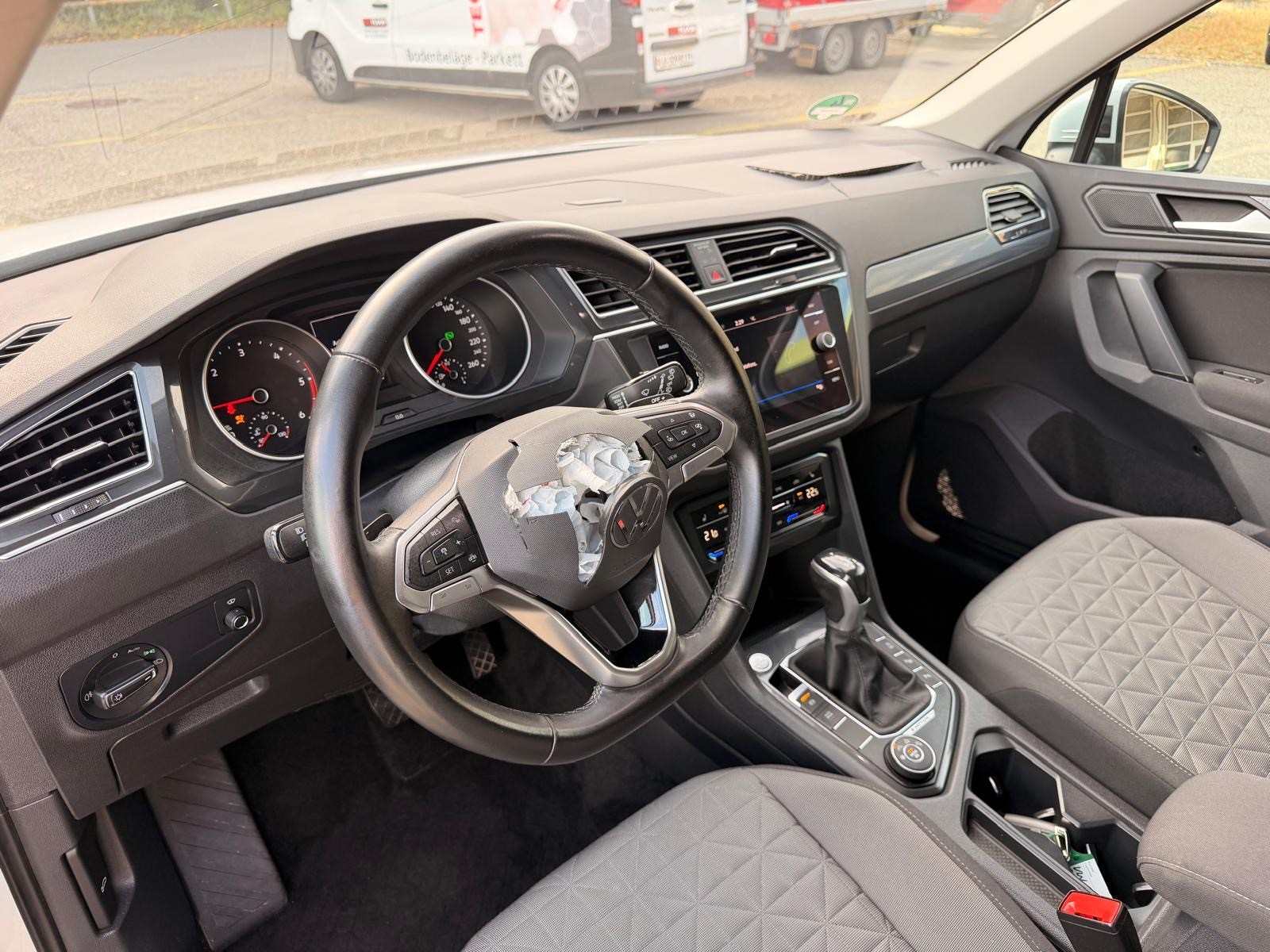 VW Tiguan 2.0 TDI SCR Life 4Motion DSG-image-10
