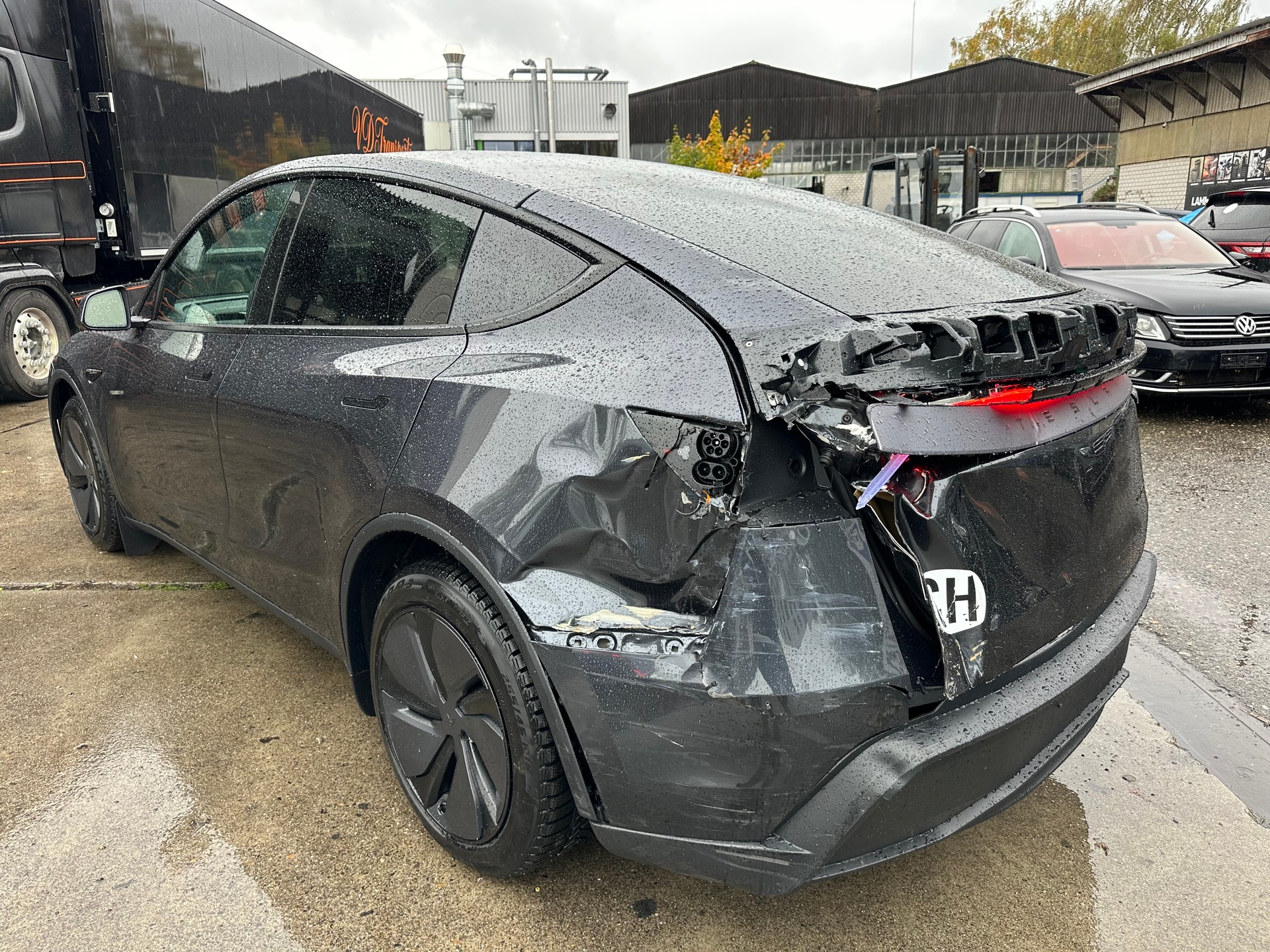 TESLA Model Y Long Range Premium AWD-image-3