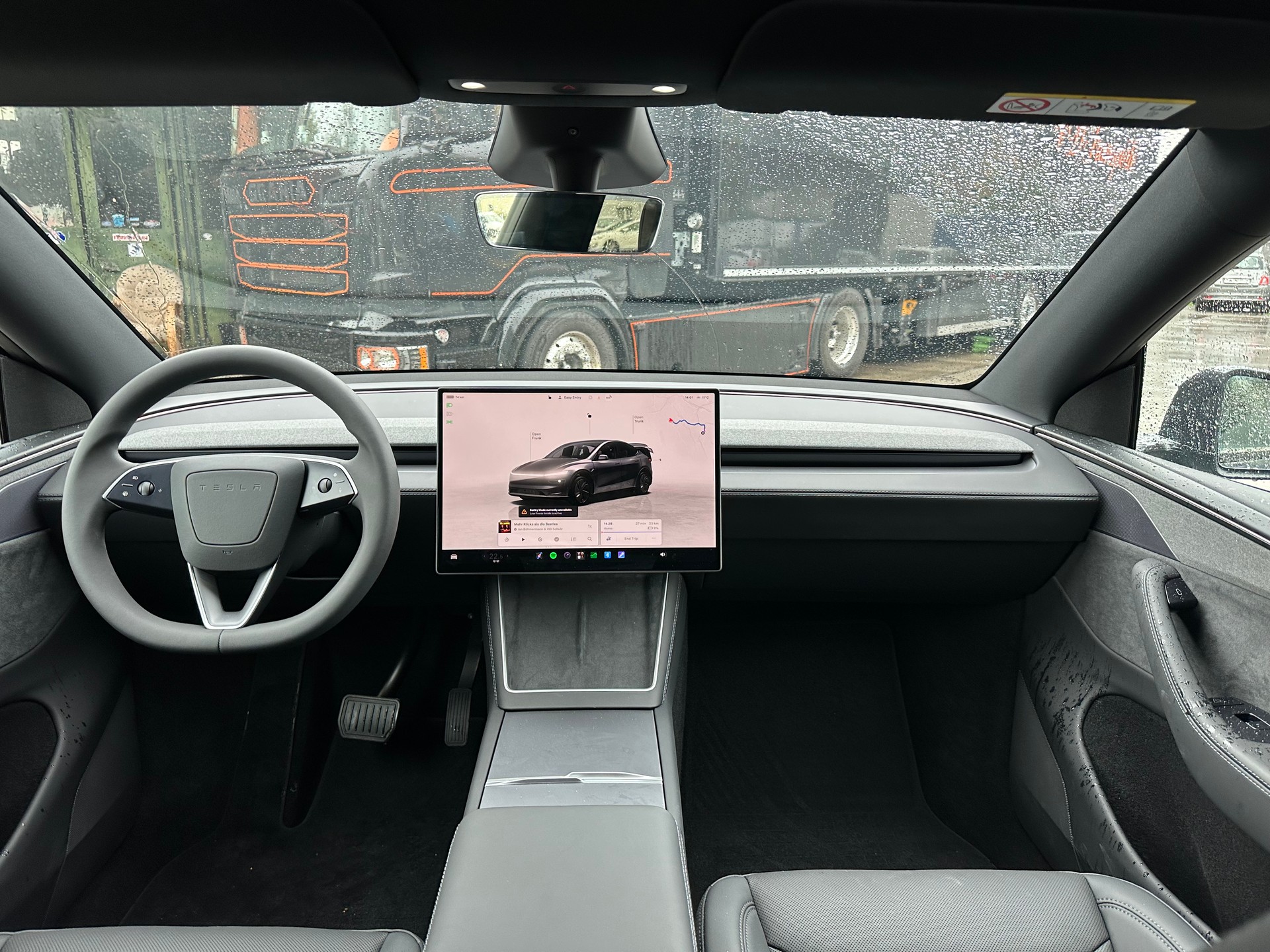 TESLA Model Y Long Range Premium AWD-image-11