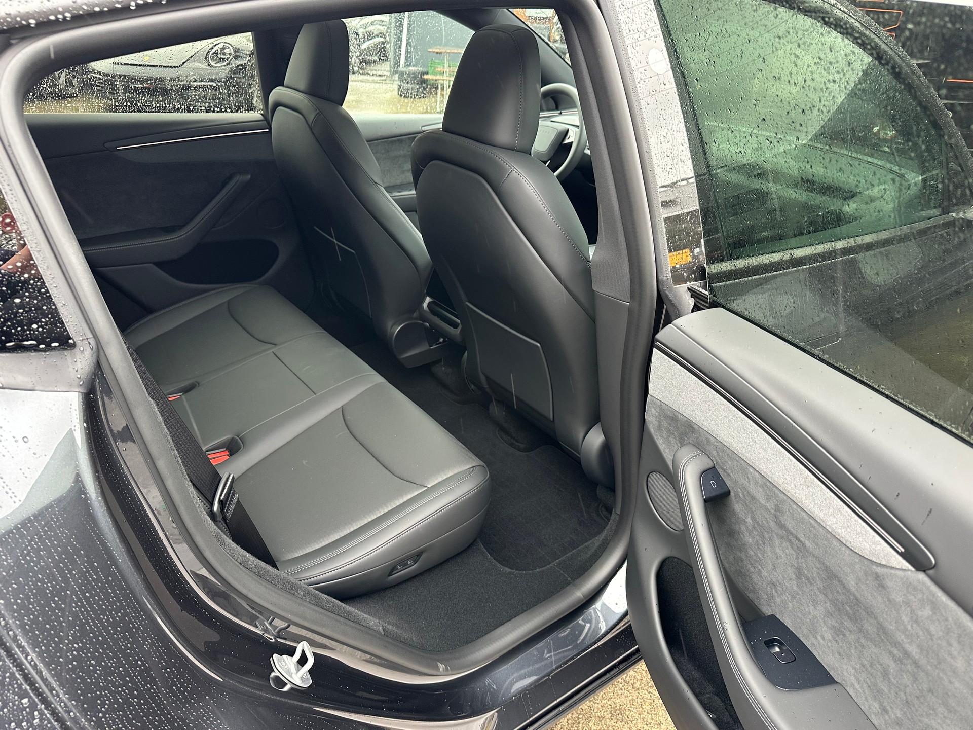 TESLA Model Y Long Range Premium AWD-image-8