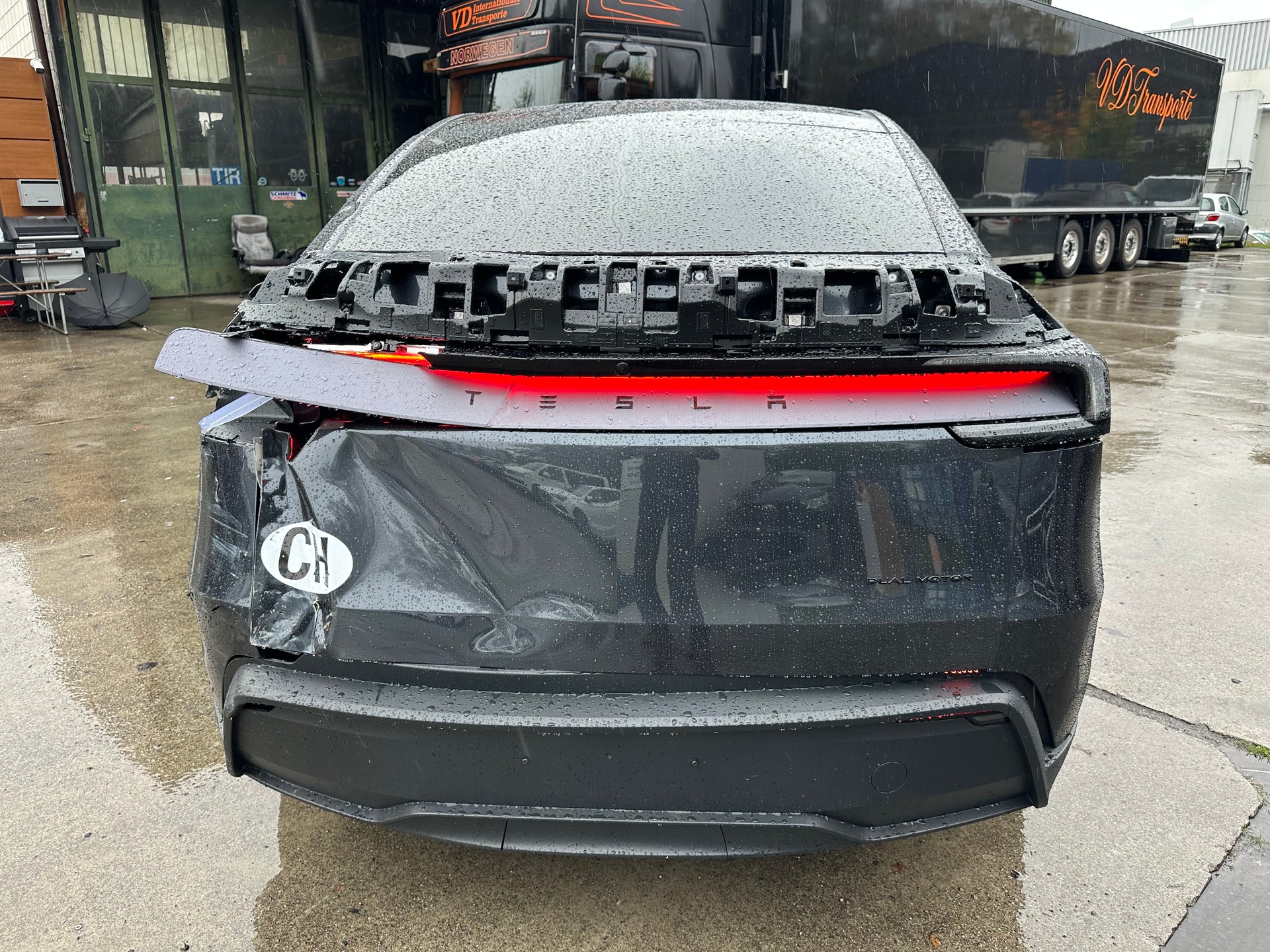 TESLA Model Y Long Range Premium AWD-image-2