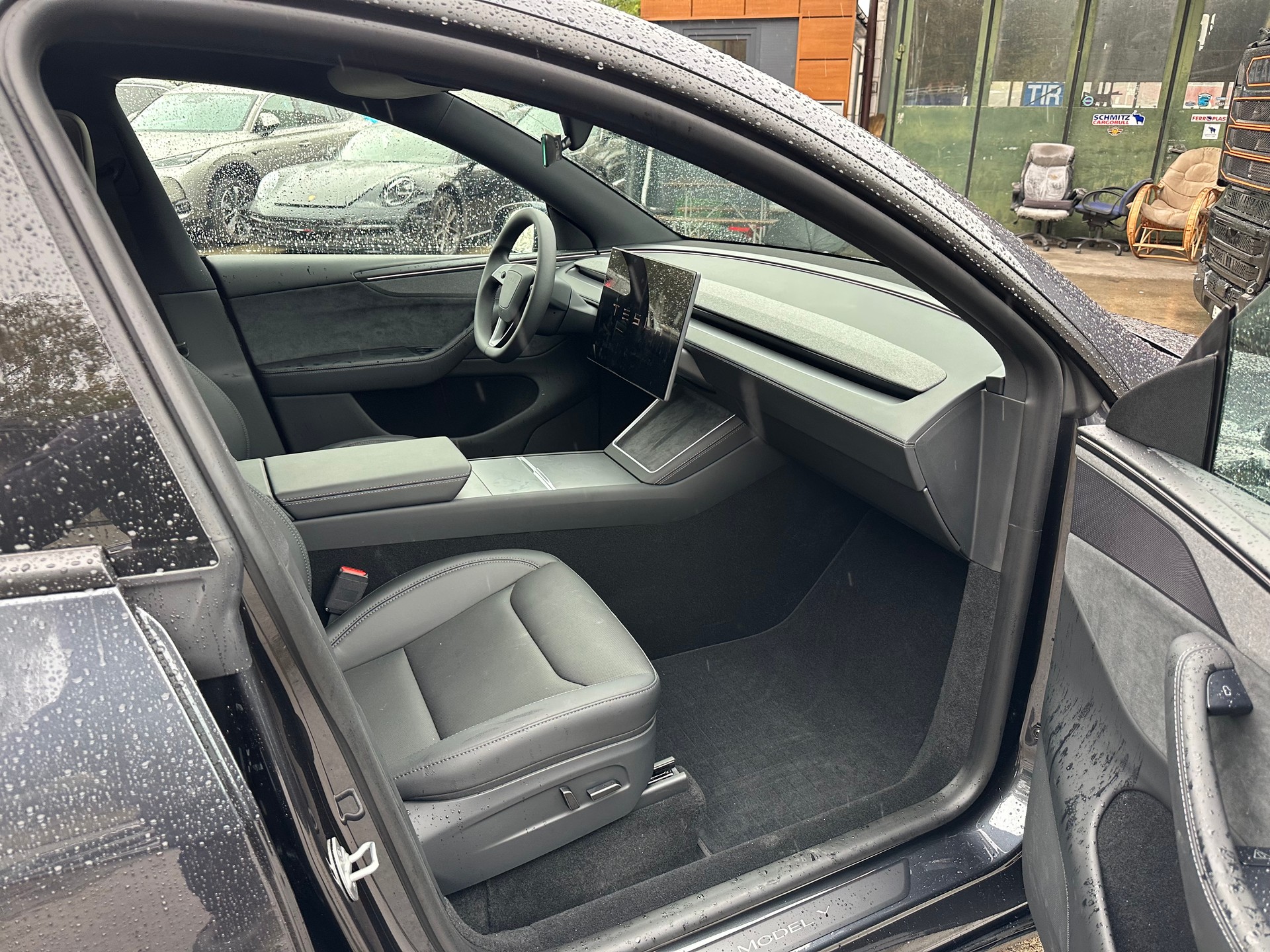 TESLA Model Y Long Range Premium AWD-image-10
