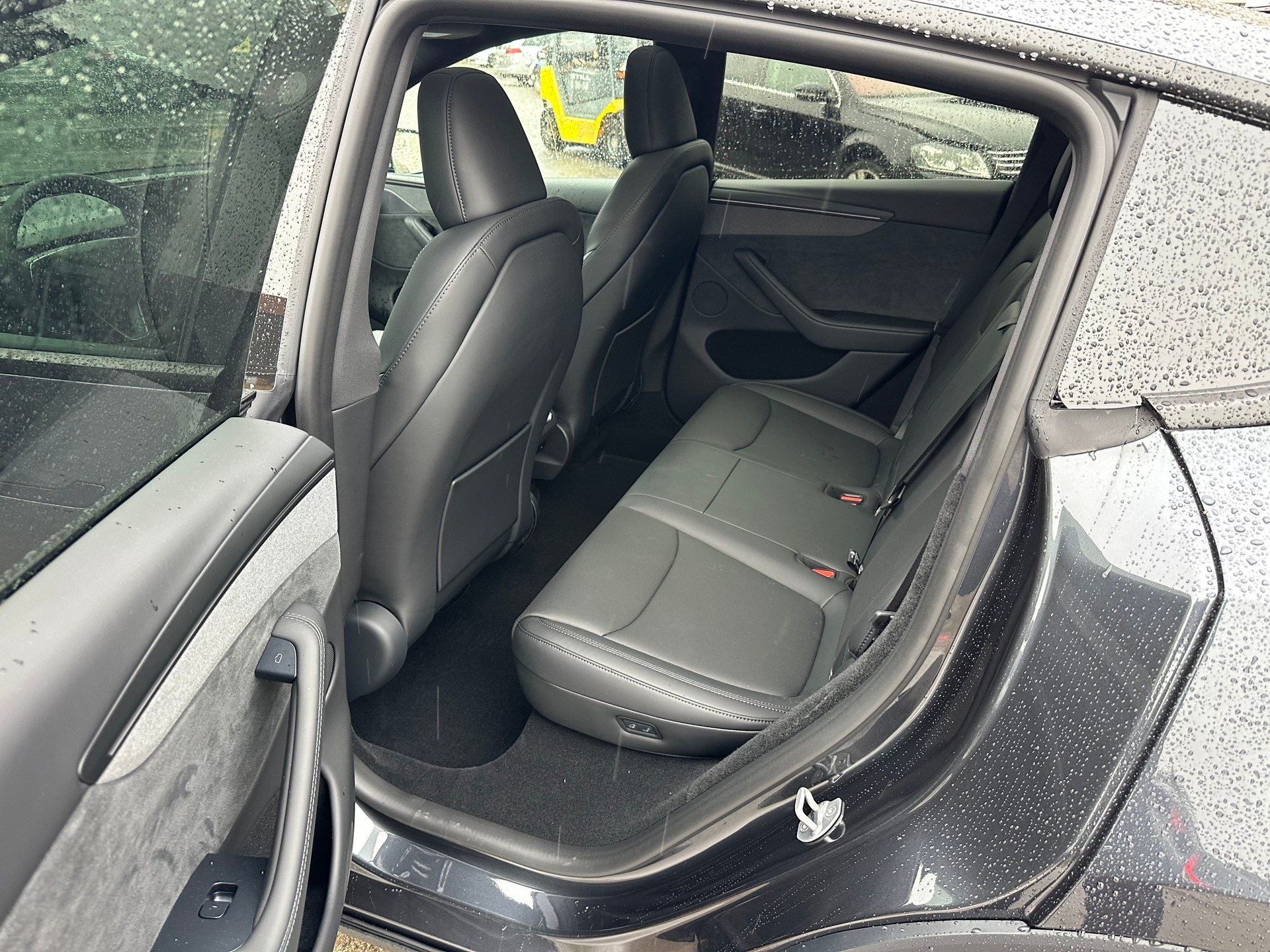 TESLA Model Y Long Range Premium AWD-image-12