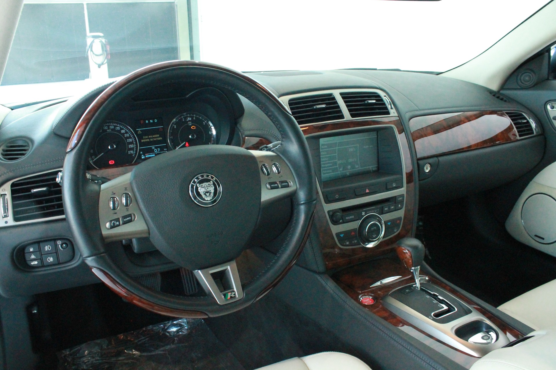 JAGUAR XKR 4.2 V8 SC Automatic-image-3