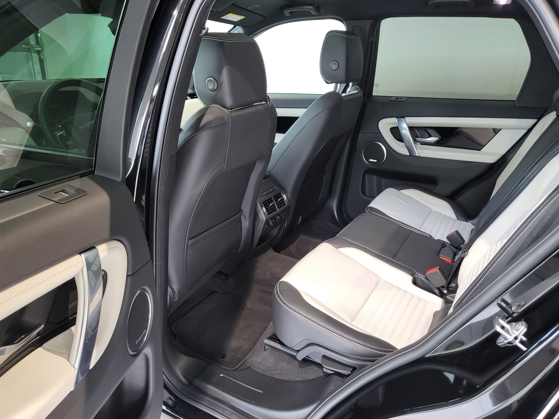 LAND ROVER Discovery Sport R Dyn P300e 1.5 PHEV SE AT8-image-6