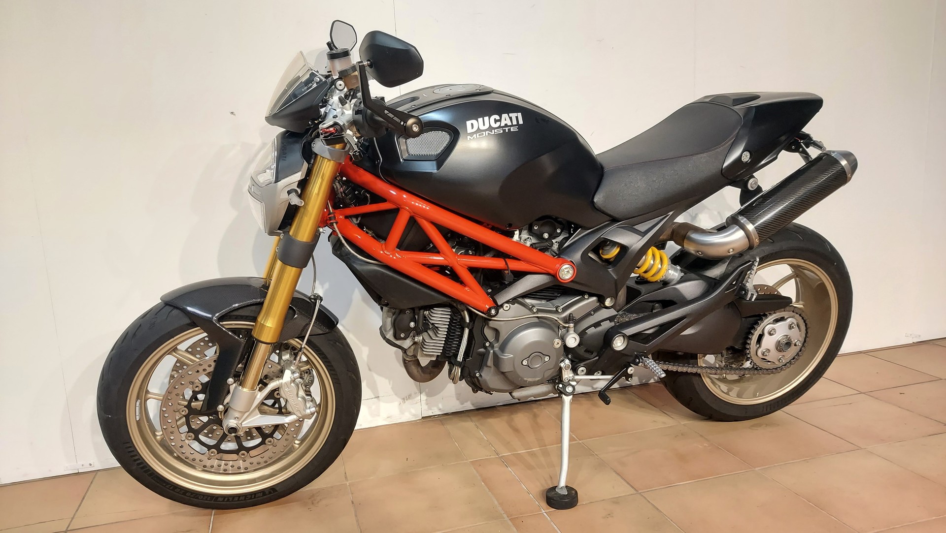 DUCATI Monster 1100 S-showroom-element-3