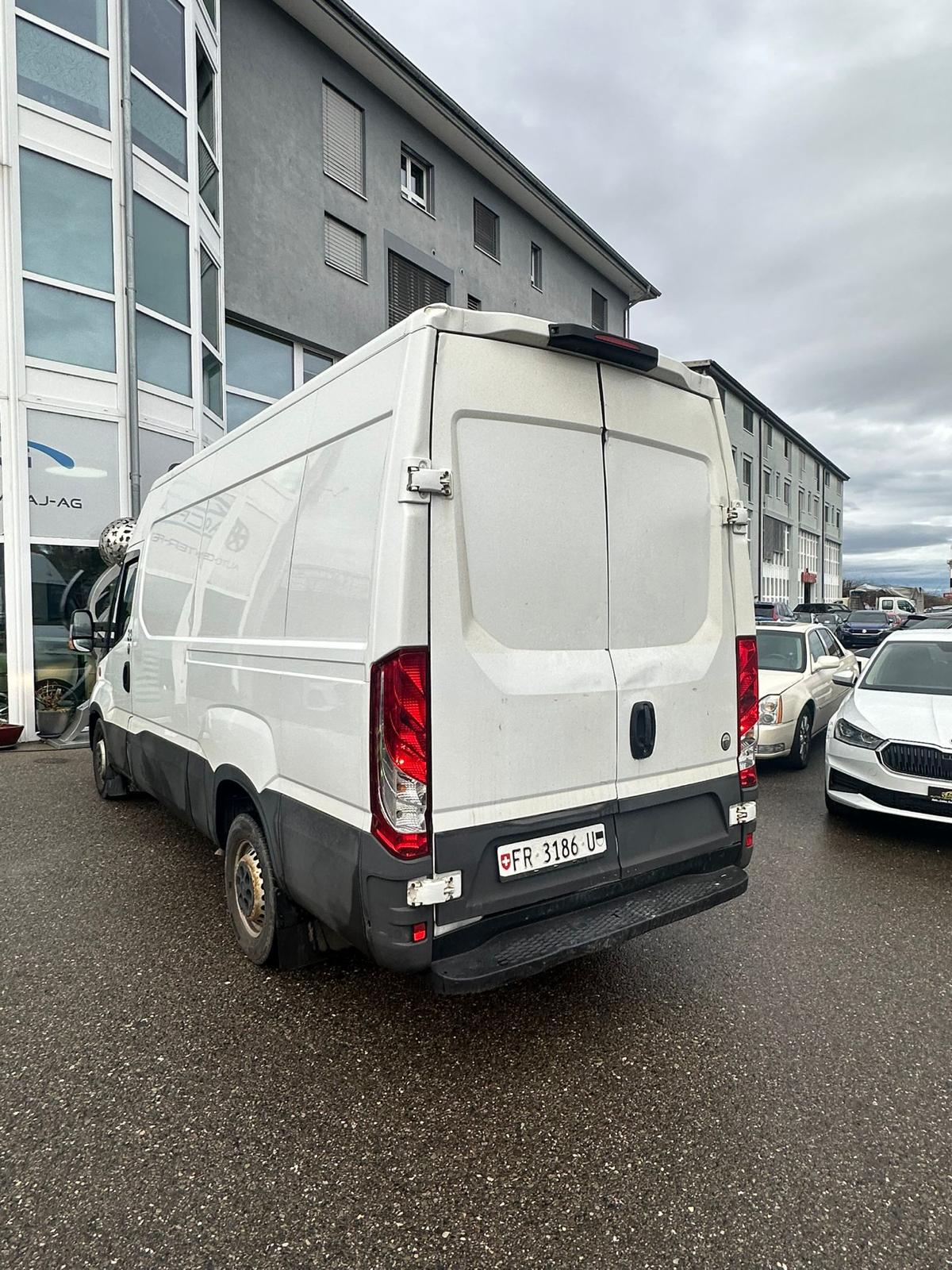 IVECO 33 S 14 V-showroom-element-1