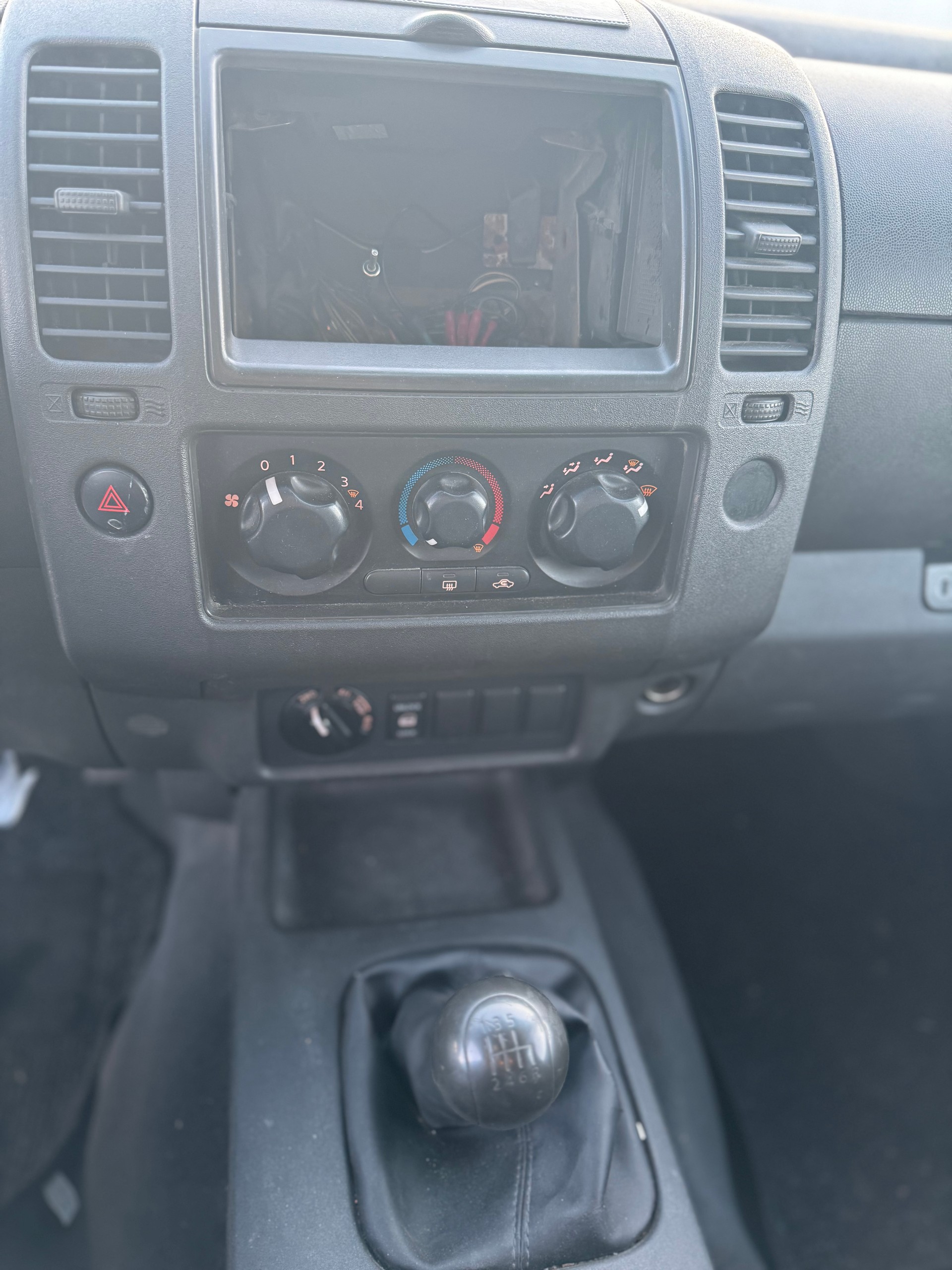 NISSAN Navara King Cab SE 2.5 dCi 4WD-image-8