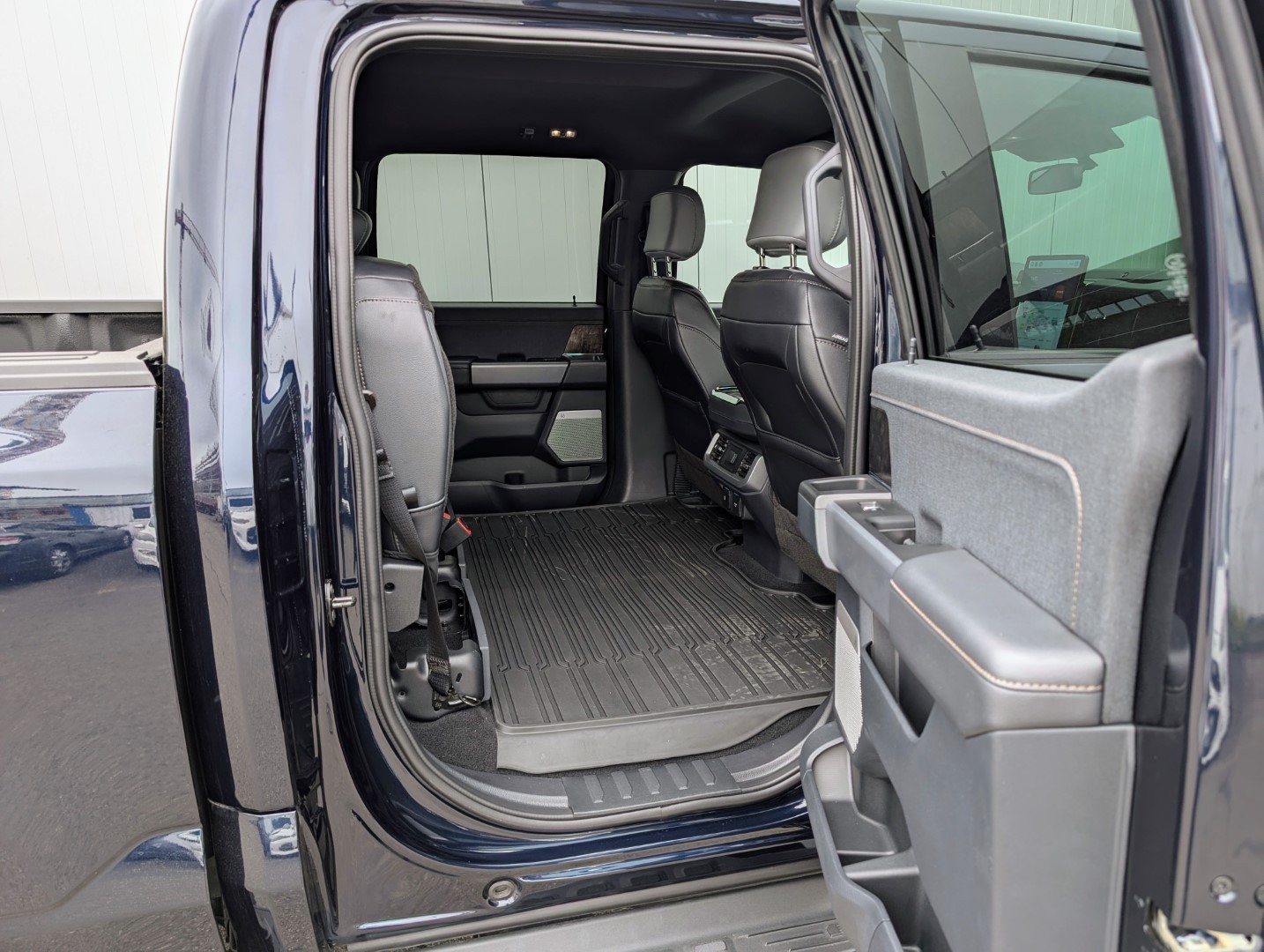 FORD F-150 Lightning 91 kWh Lariat Launch Edition-image-18