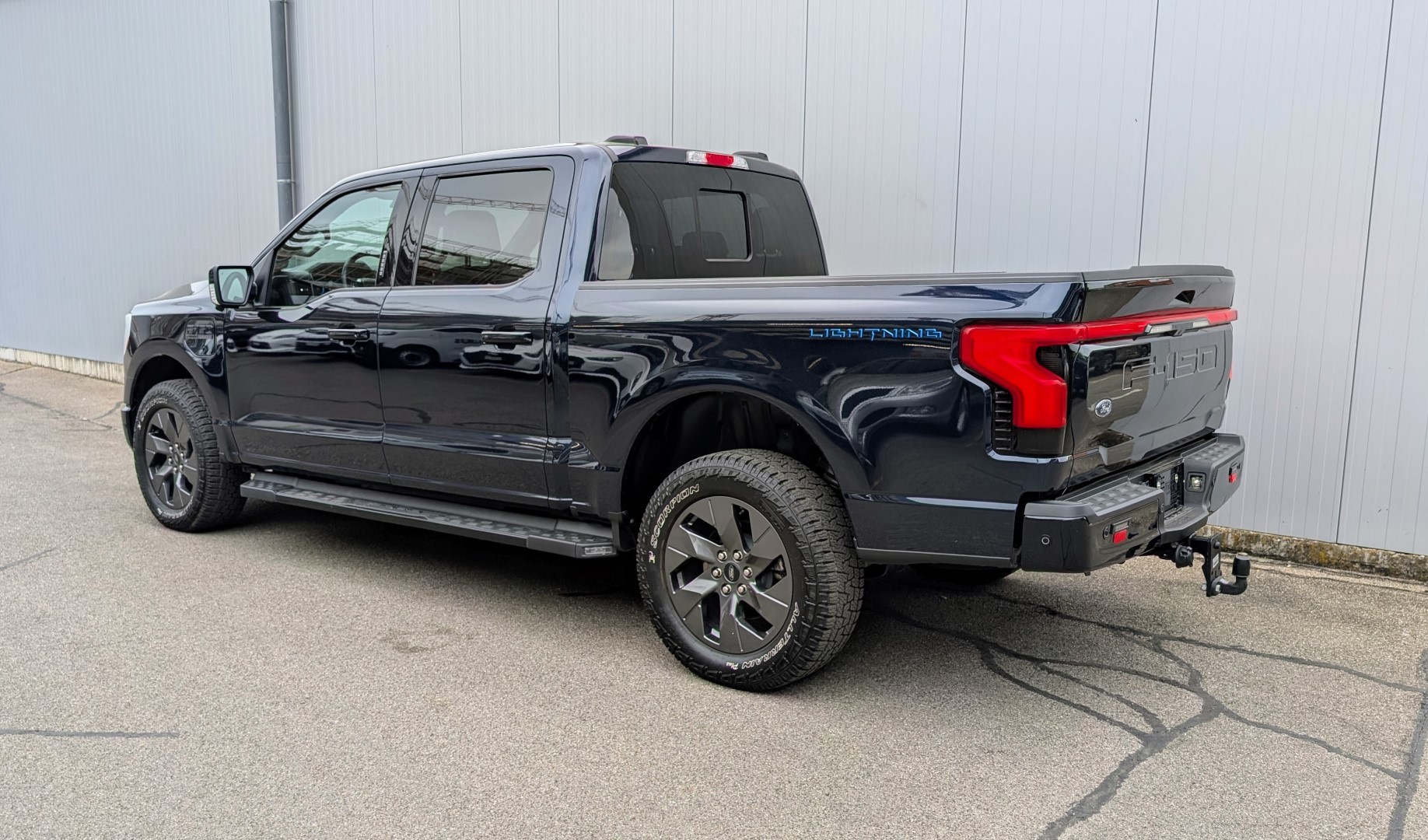 FORD F-150 Lightning 91 kWh Lariat Launch Edition-image-13