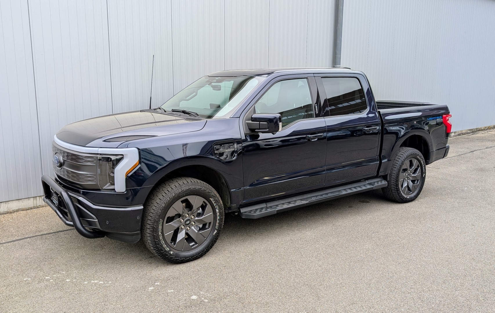 FORD F-150 Lightning 91 kWh Lariat Launch Edition-showroom-element-1