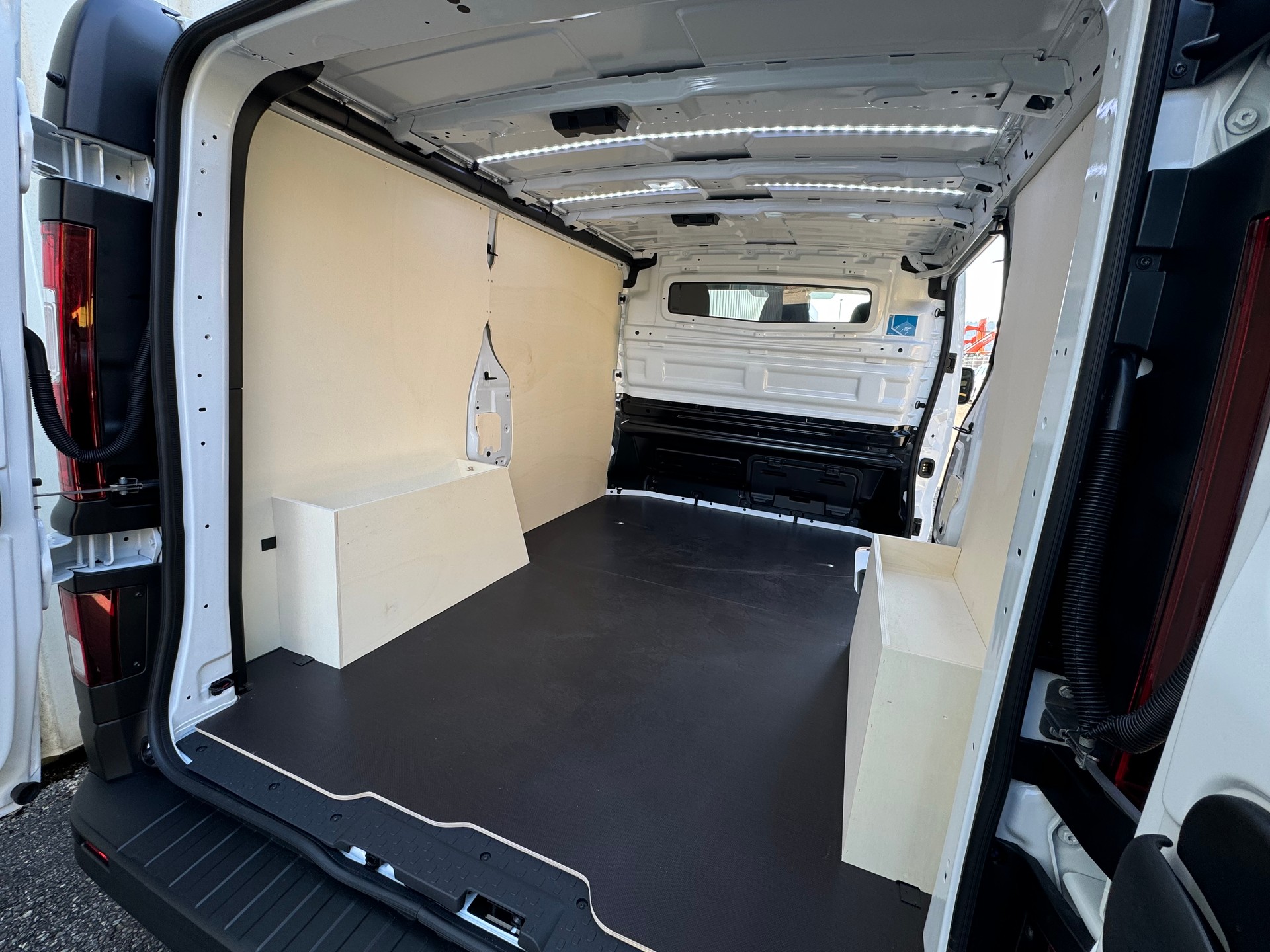 RENAULT Trafic Kastenwagen Advance KW L1H1 2.0 Blue dCi 150 EAG9 E Ntzl.-showroom-element-3