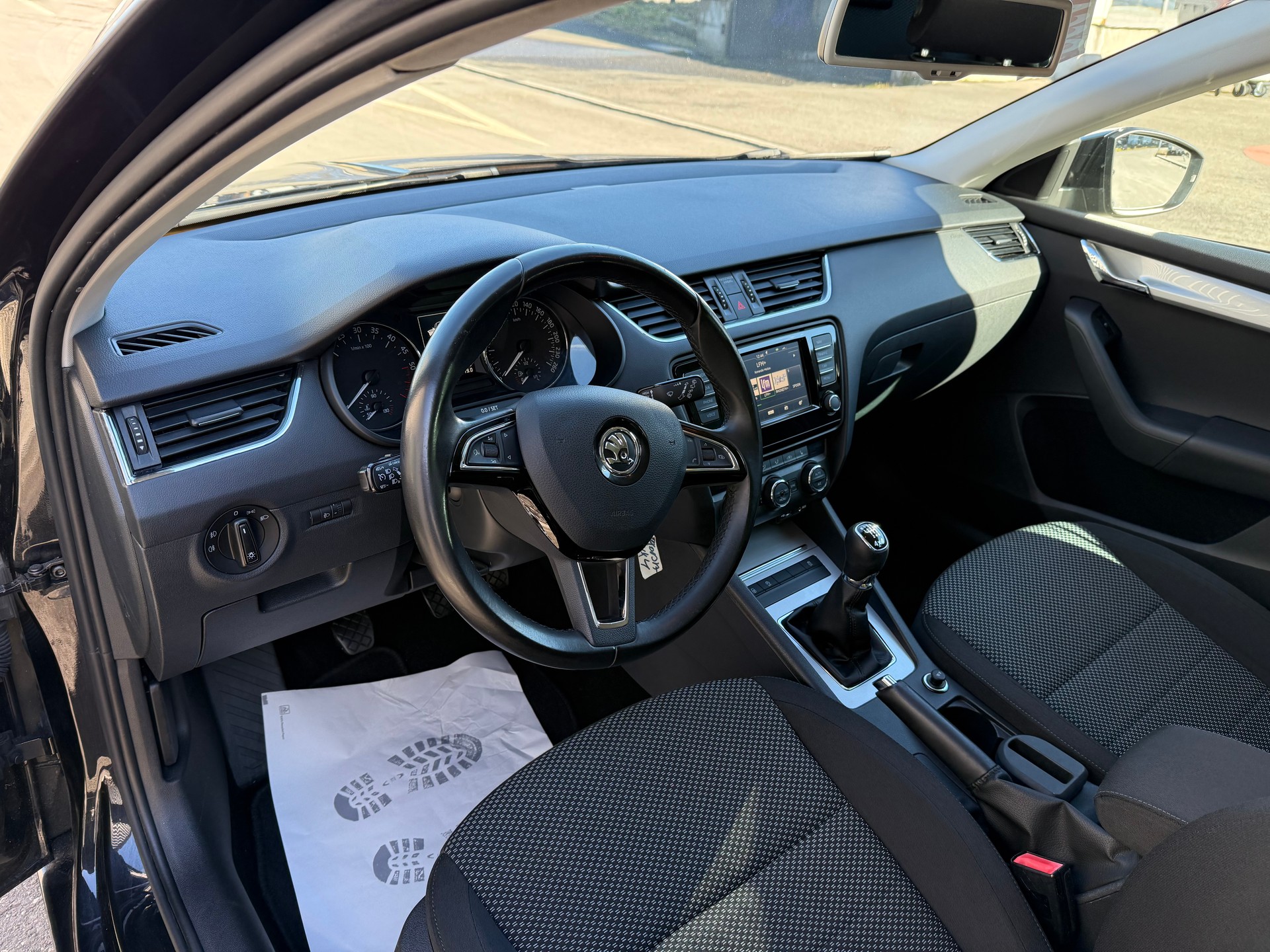 SKODA Octavia Combi 2.0 TDI Ambition 4x4-image-12