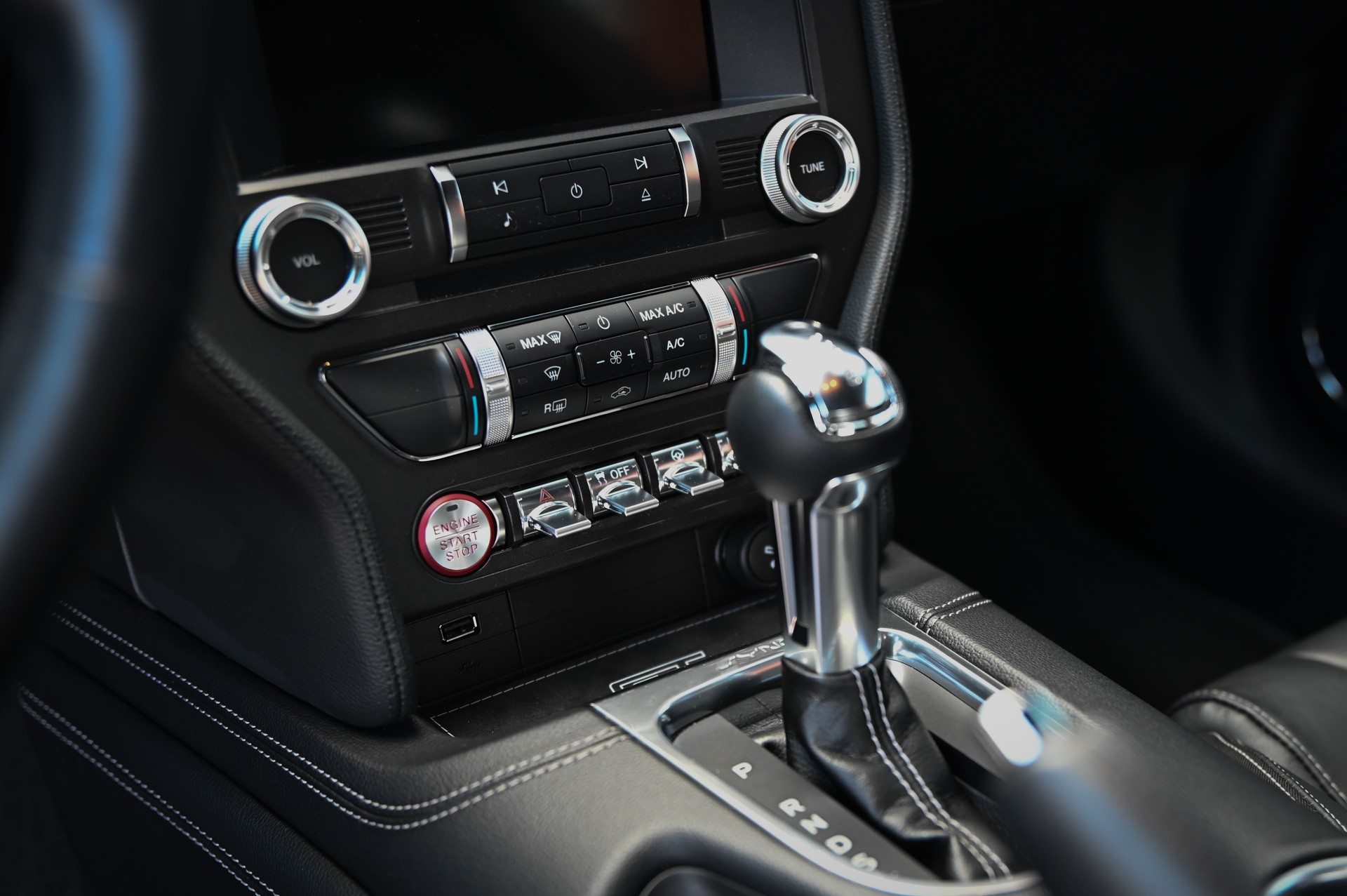 FORD Mustang Fastback 5.0 V8 GT Automat-image-3