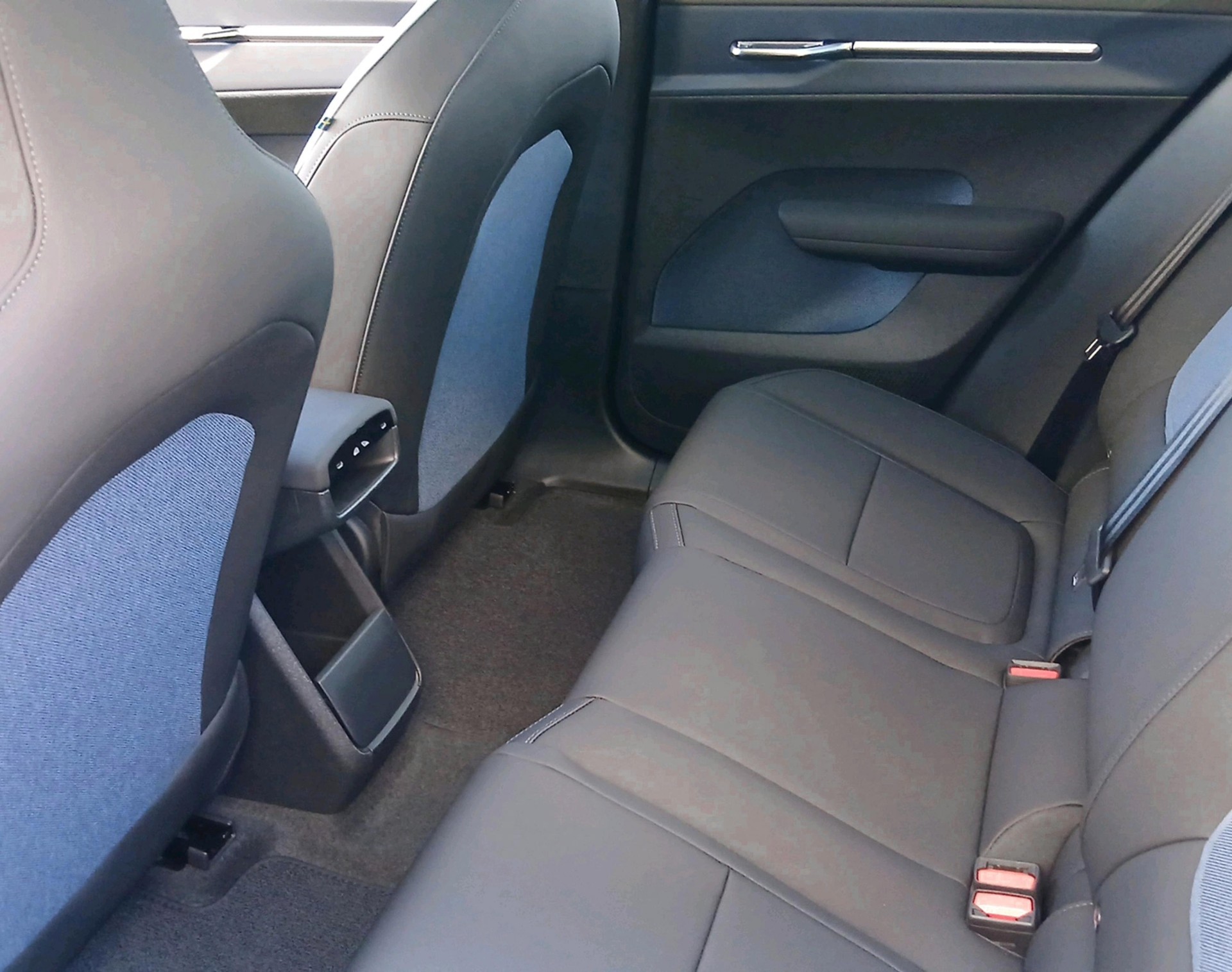 VOLVO EX 30 CC E60 Twin Performance A-image-4