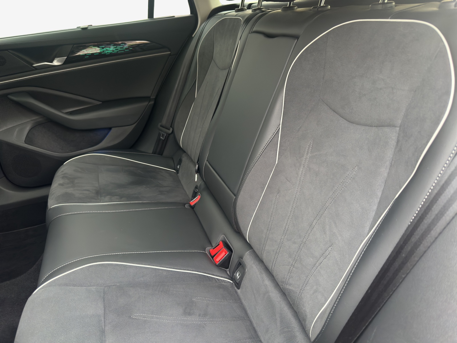 VW Passat Variant 2.0 TDI evo Elegance 4 Motion DSG-image-11