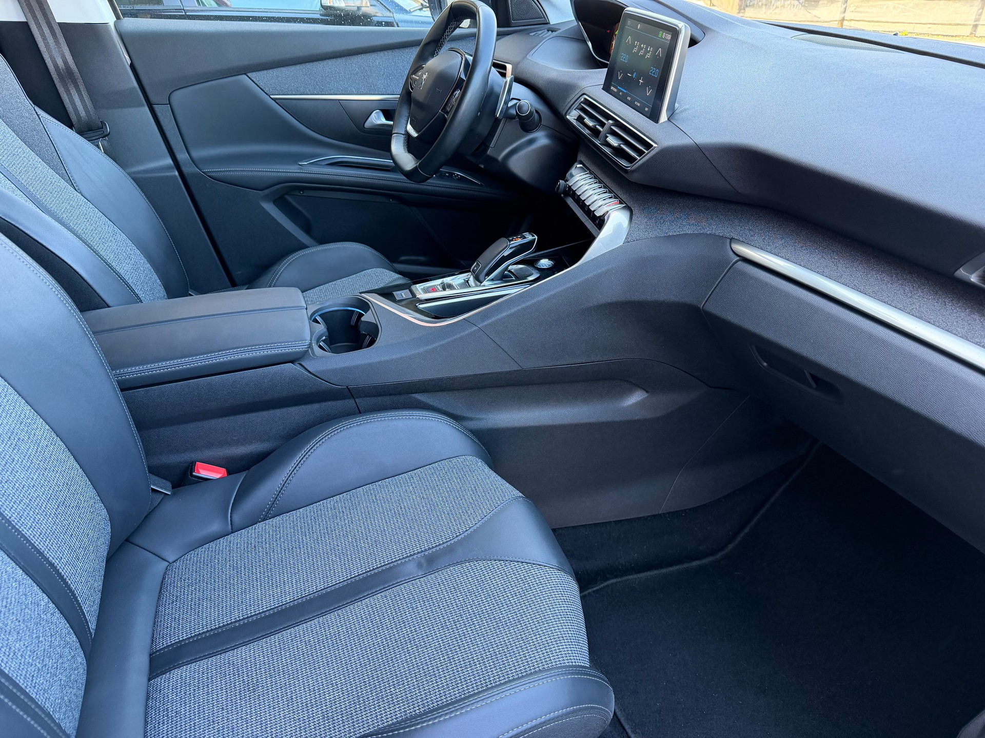 PEUGEOT 5008 1.5 BlueHDi Allure EAT-image-8