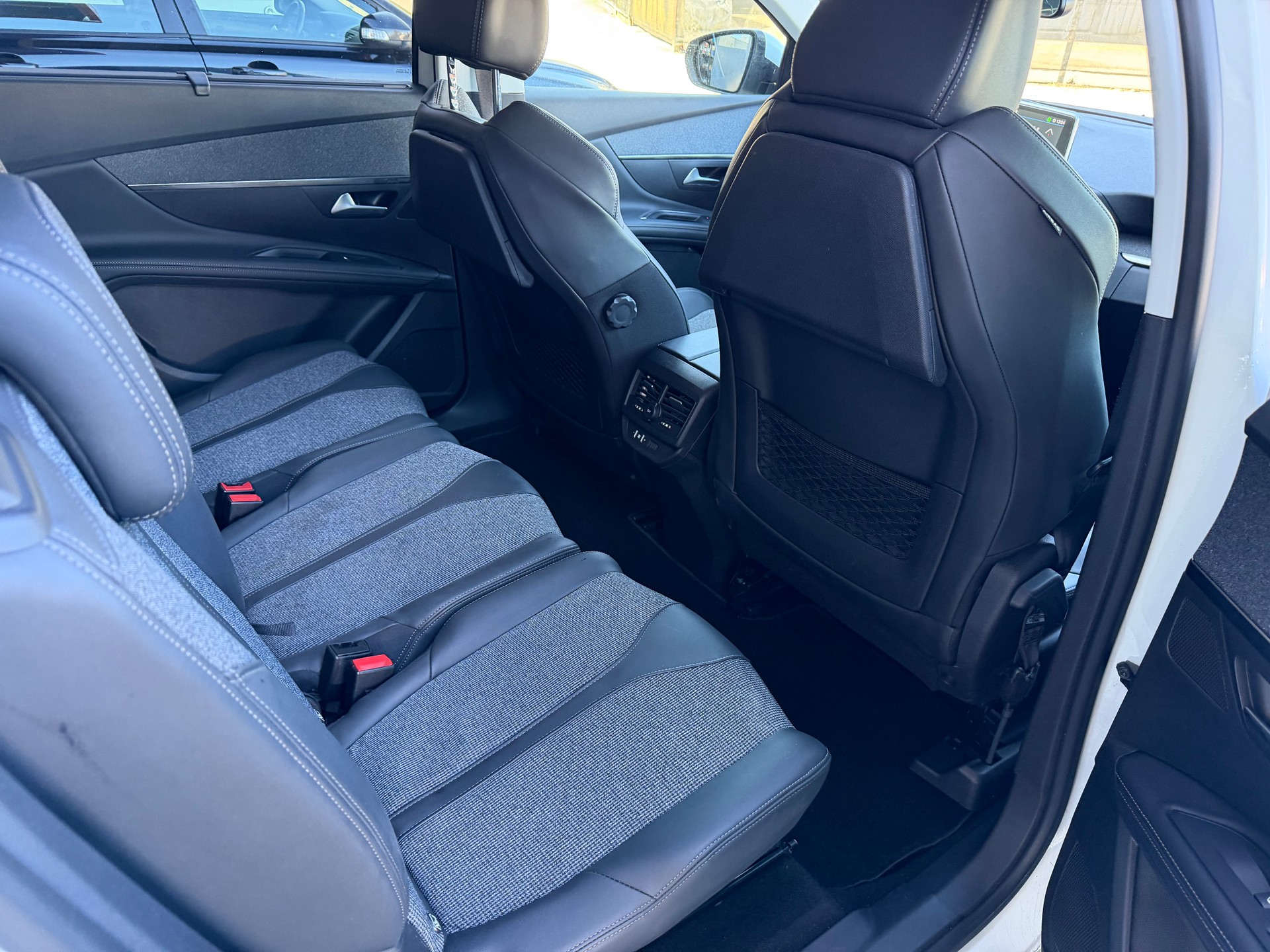 PEUGEOT 5008 1.5 BlueHDi Allure EAT-image-10
