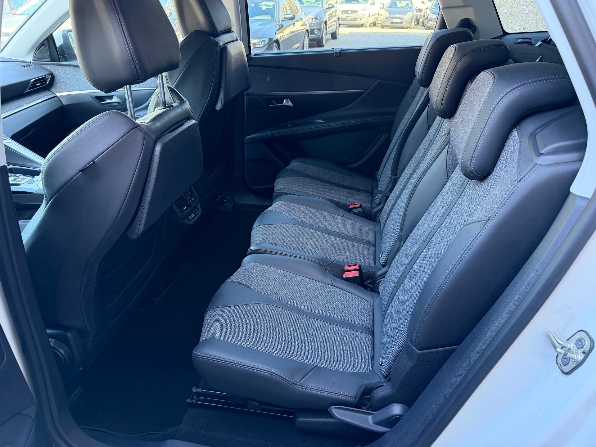 PEUGEOT 5008 1.5 BlueHDi Allure EAT-image-11