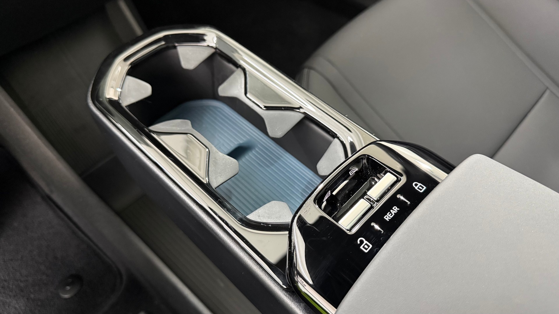 VOLVO EX 30 E60 Twin Ultra Performanc-image-10