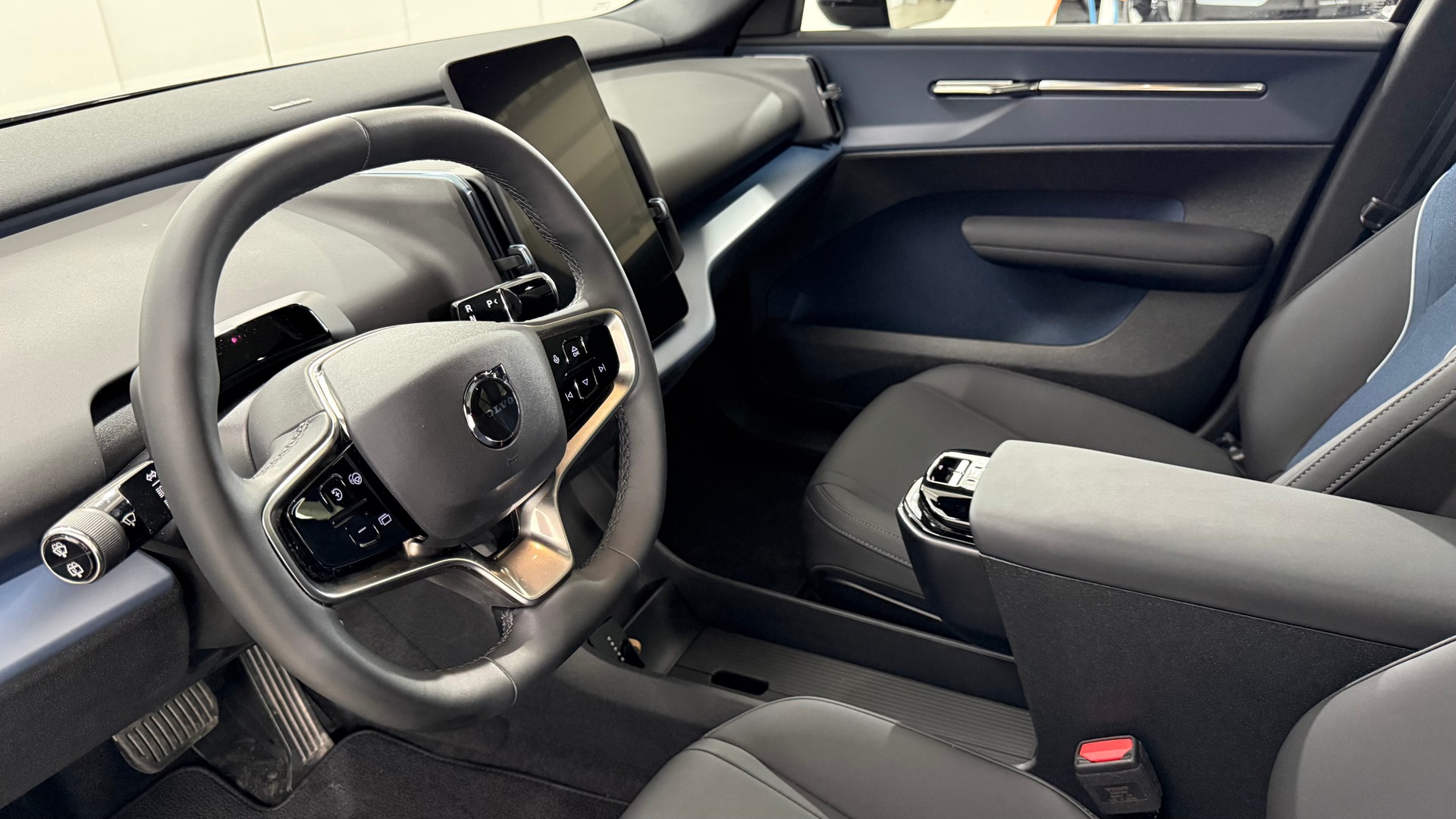 VOLVO EX 30 E60 Twin Ultra Performanc-image-3
