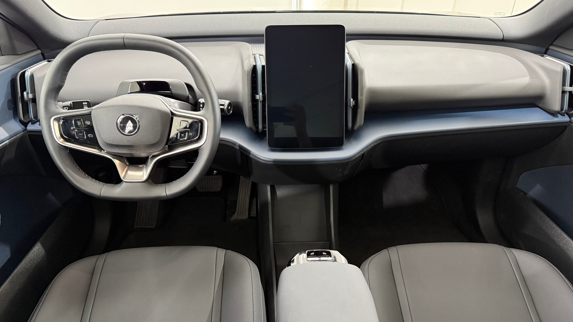 VOLVO EX 30 E60 Twin Ultra Performanc-image-4