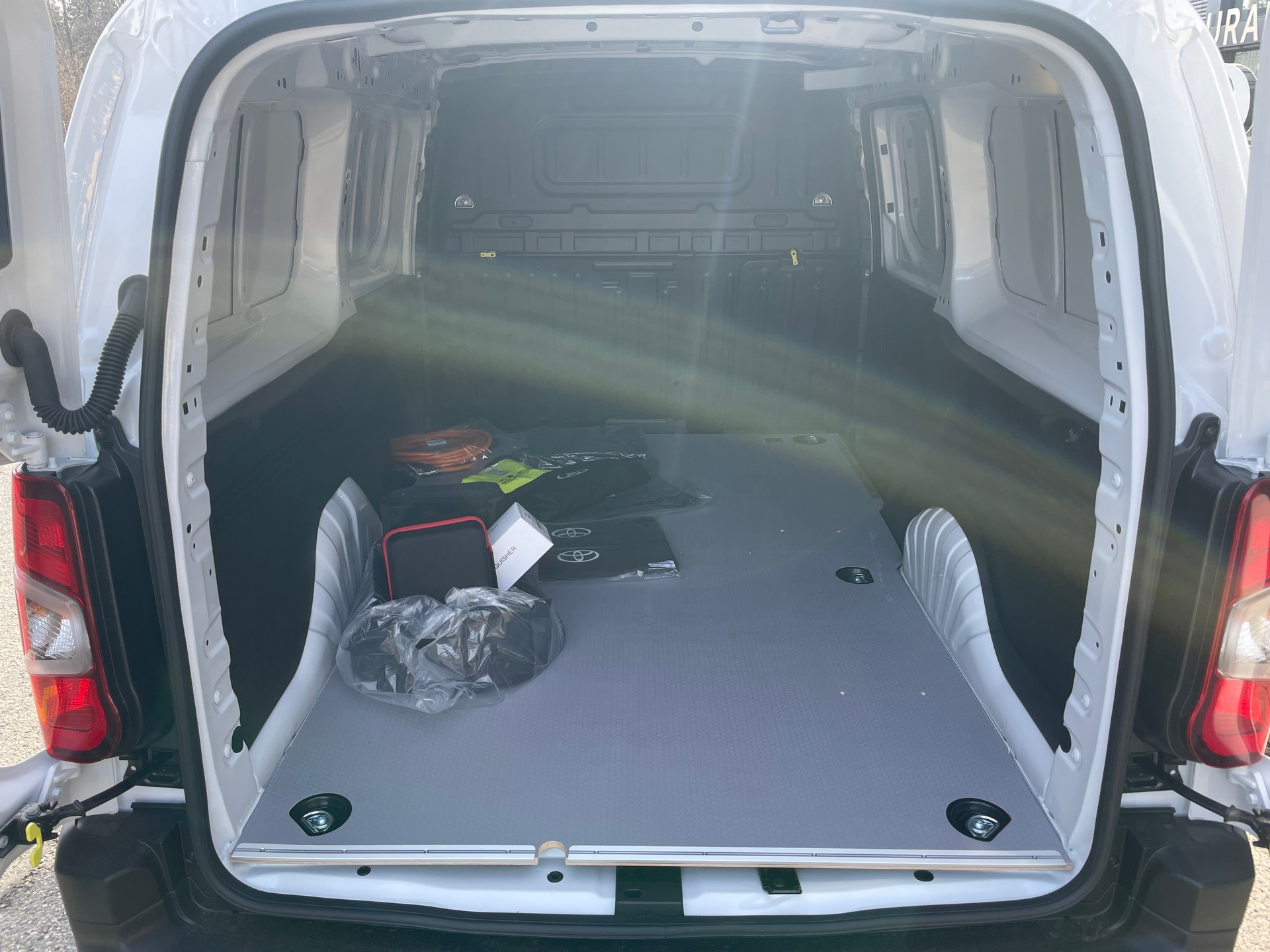 TOYOTA Proace City Van EV 50 kWh Advanced Long mit Holzboden-image-7