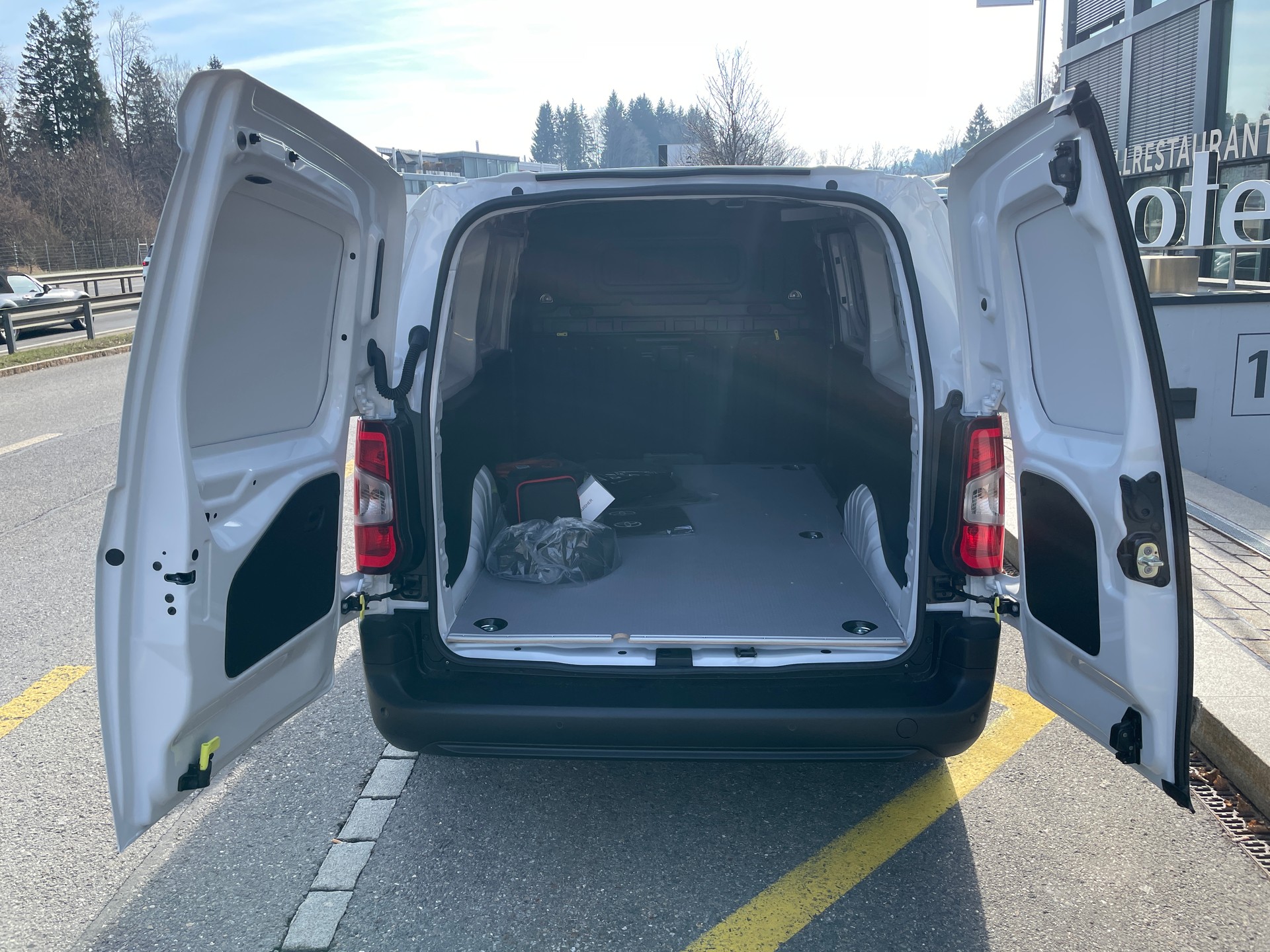 TOYOTA Proace City Van EV 50 kWh Advanced Long mit Holzboden-image-6
