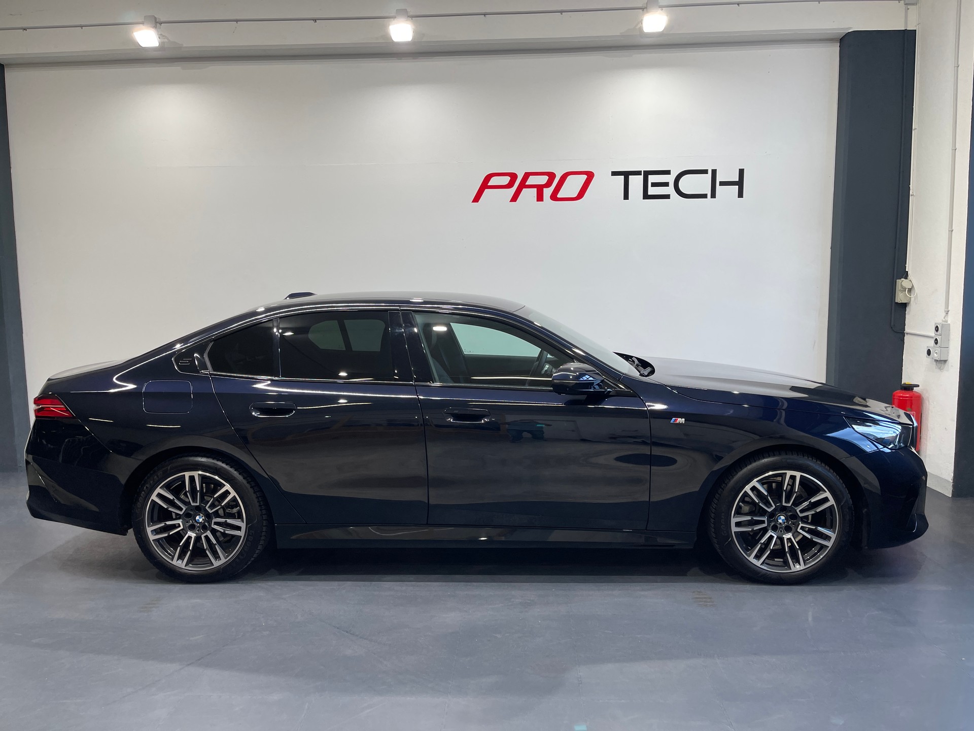BMW 520i 48V M Sport Steptronic-showroom-element-1