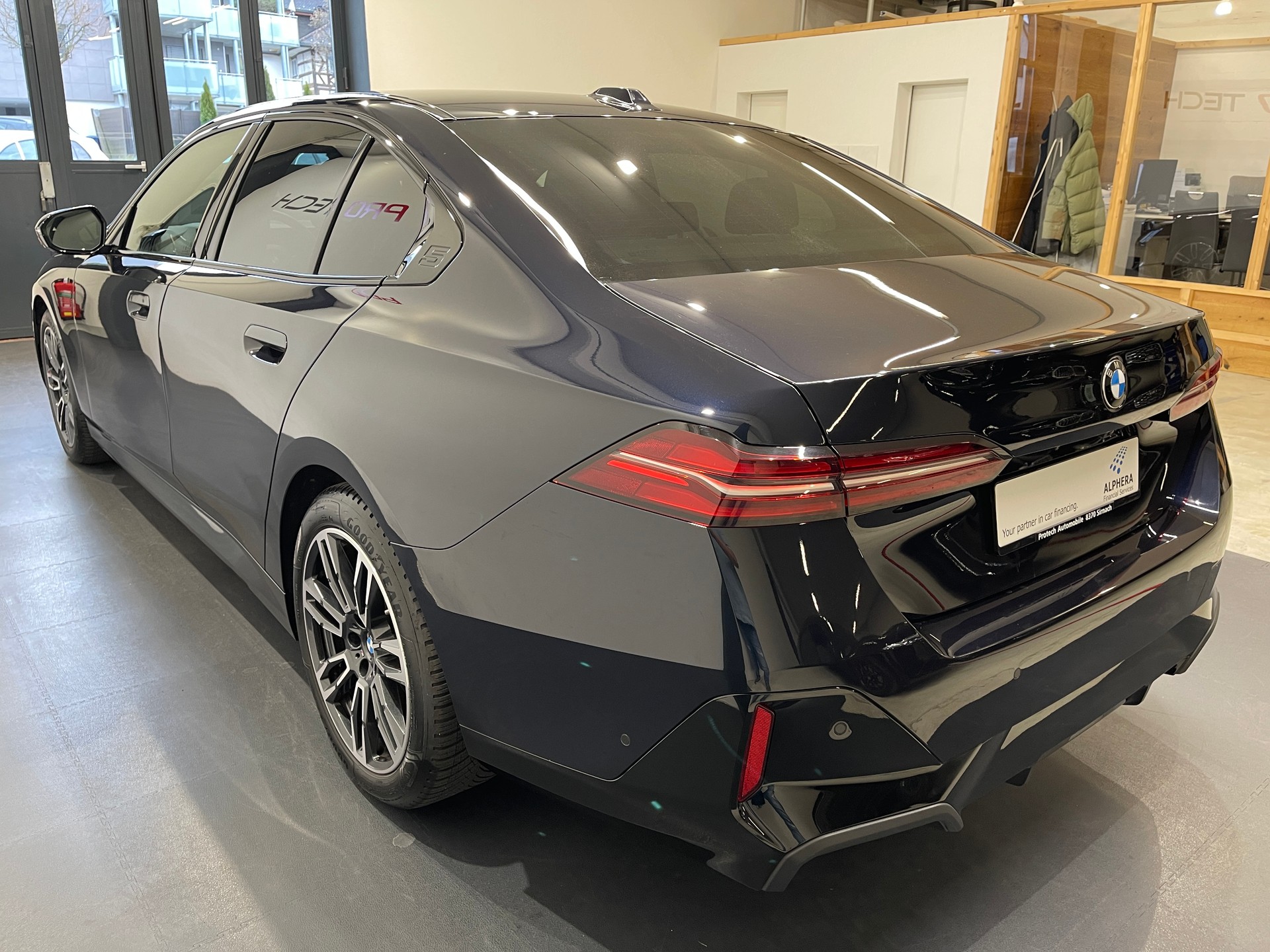 BMW 520i 48V M Sport Steptronic-image-7