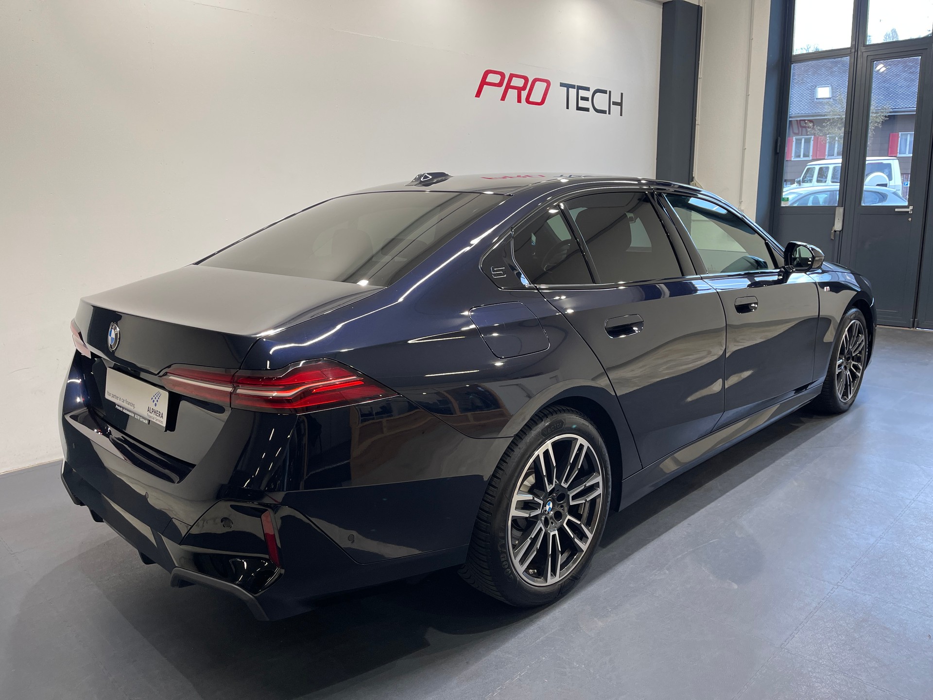 BMW 520i 48V M Sport Steptronic-image-5