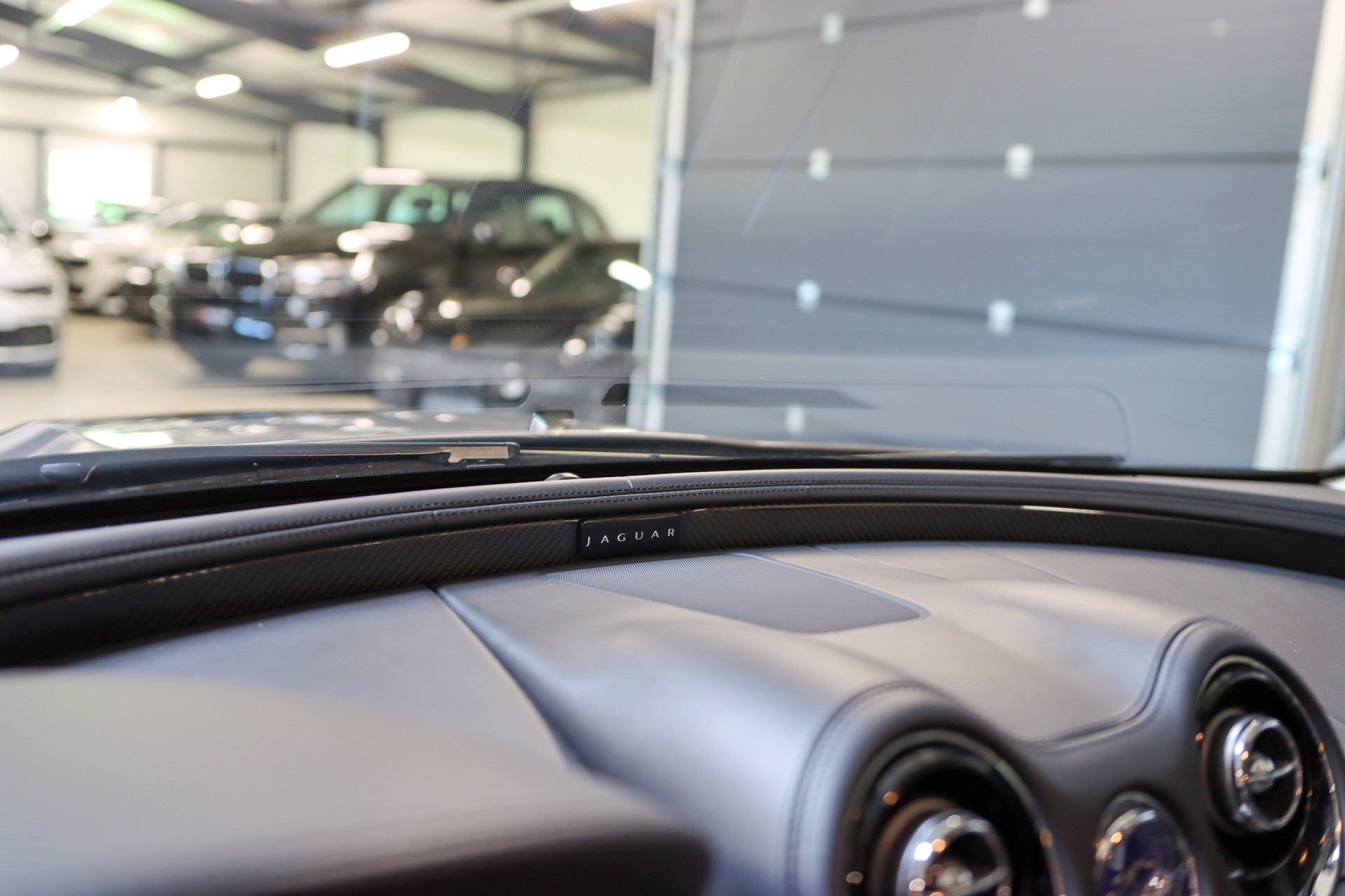 JAGUAR XJ LWB 3.0 V6 S/C Portfolio Automatic AWD-image-12