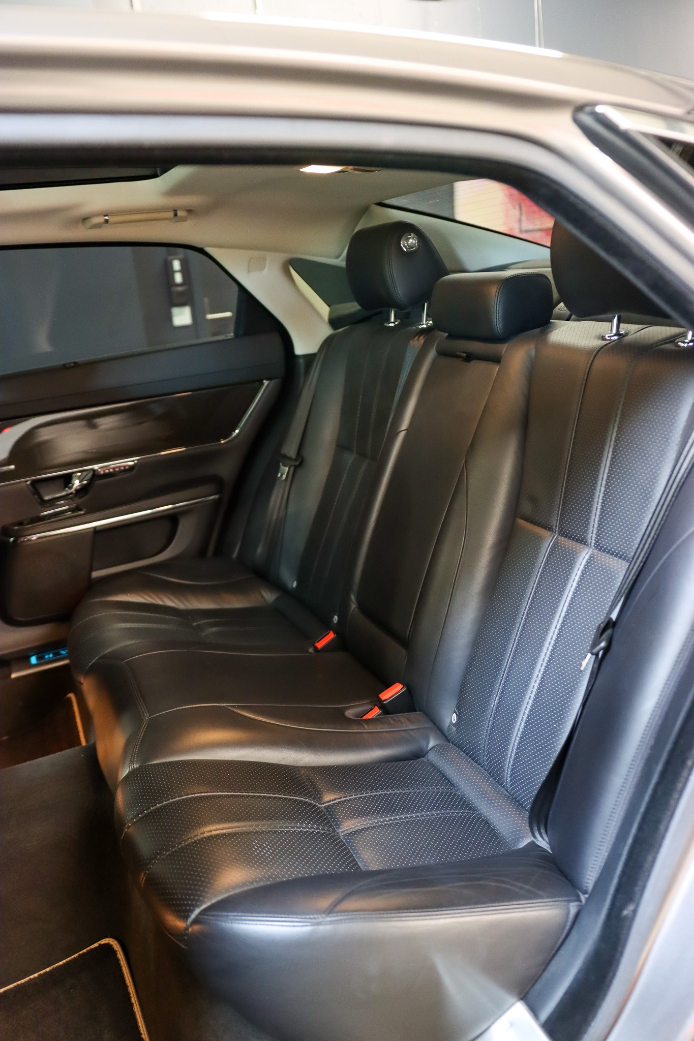 JAGUAR XJ LWB 3.0 V6 S/C Portfolio Automatic AWD-image-15
