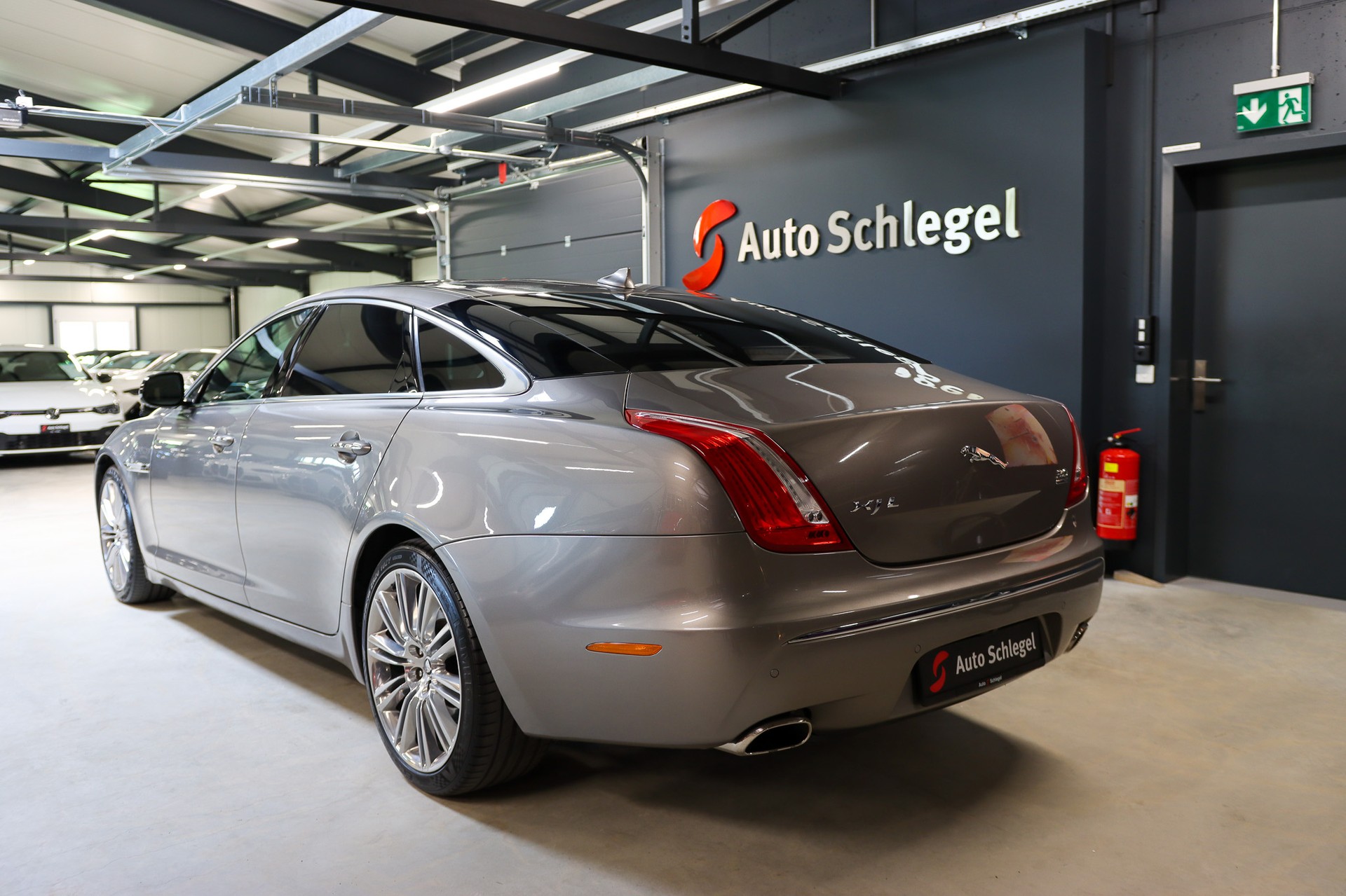 JAGUAR XJ LWB 3.0 V6 S/C Portfolio Automatic AWD-image-3