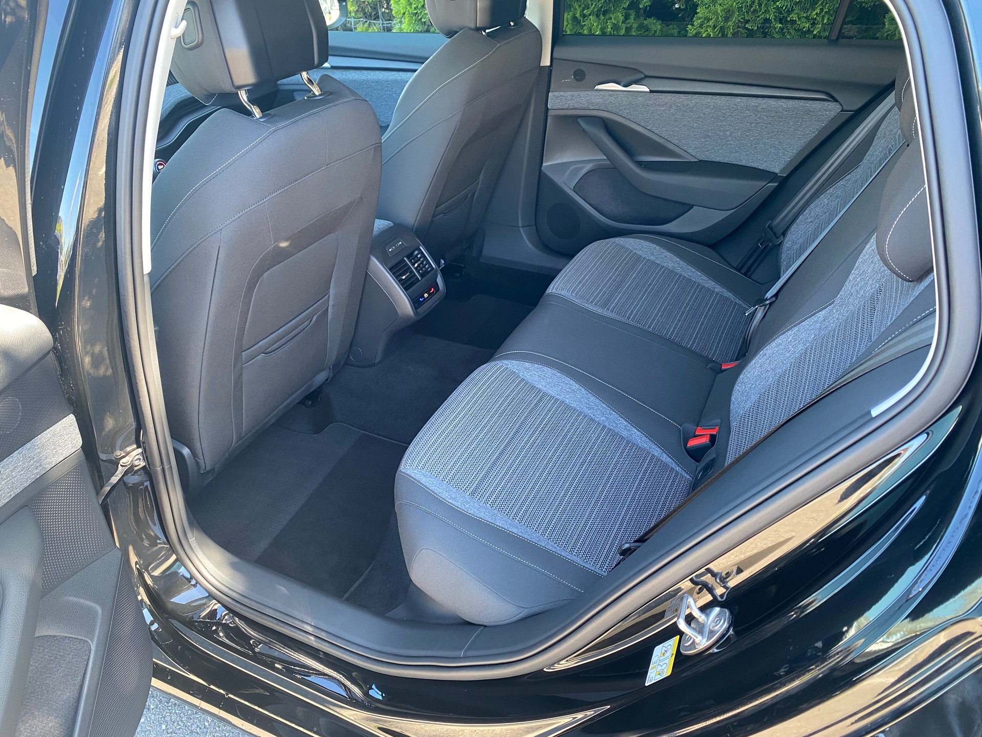 SKODA Superb Combi 2.0 TSI 266PS Selection 4x4 DSG **Top-Ausstattung**-image-7