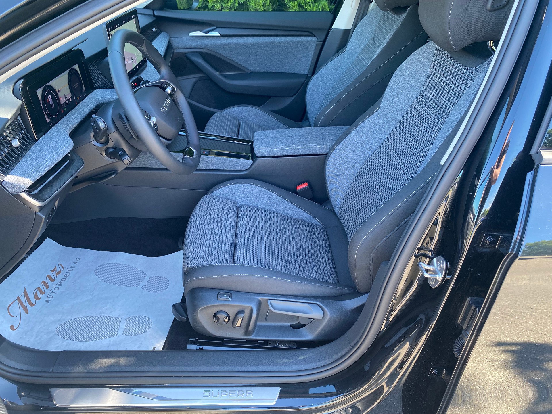 SKODA Superb Combi 2.0 TSI 266PS Selection 4x4 DSG **Top-Ausstattung**-image-5
