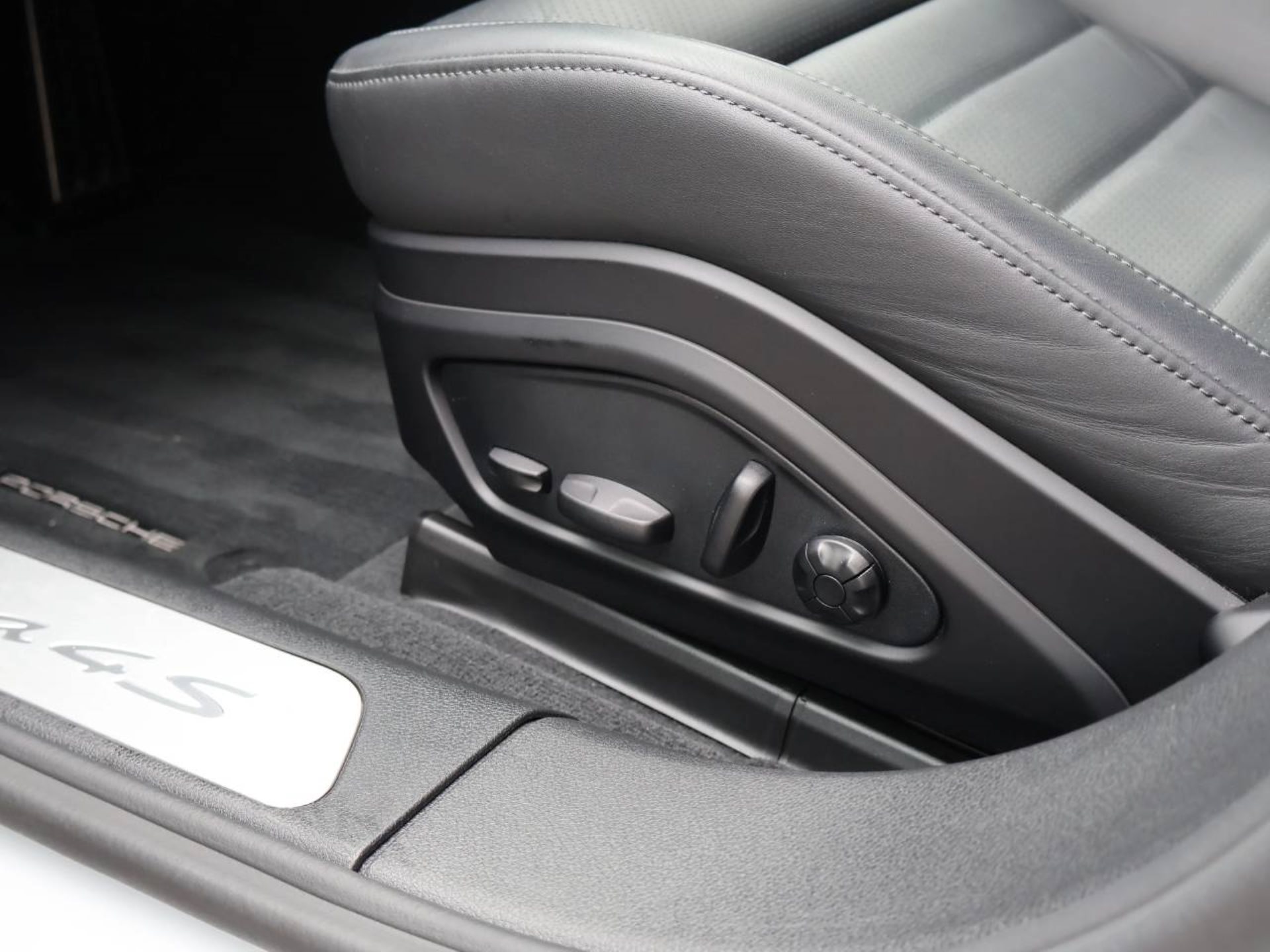PORSCHE Panamera 4S E-Hybrid-image-29