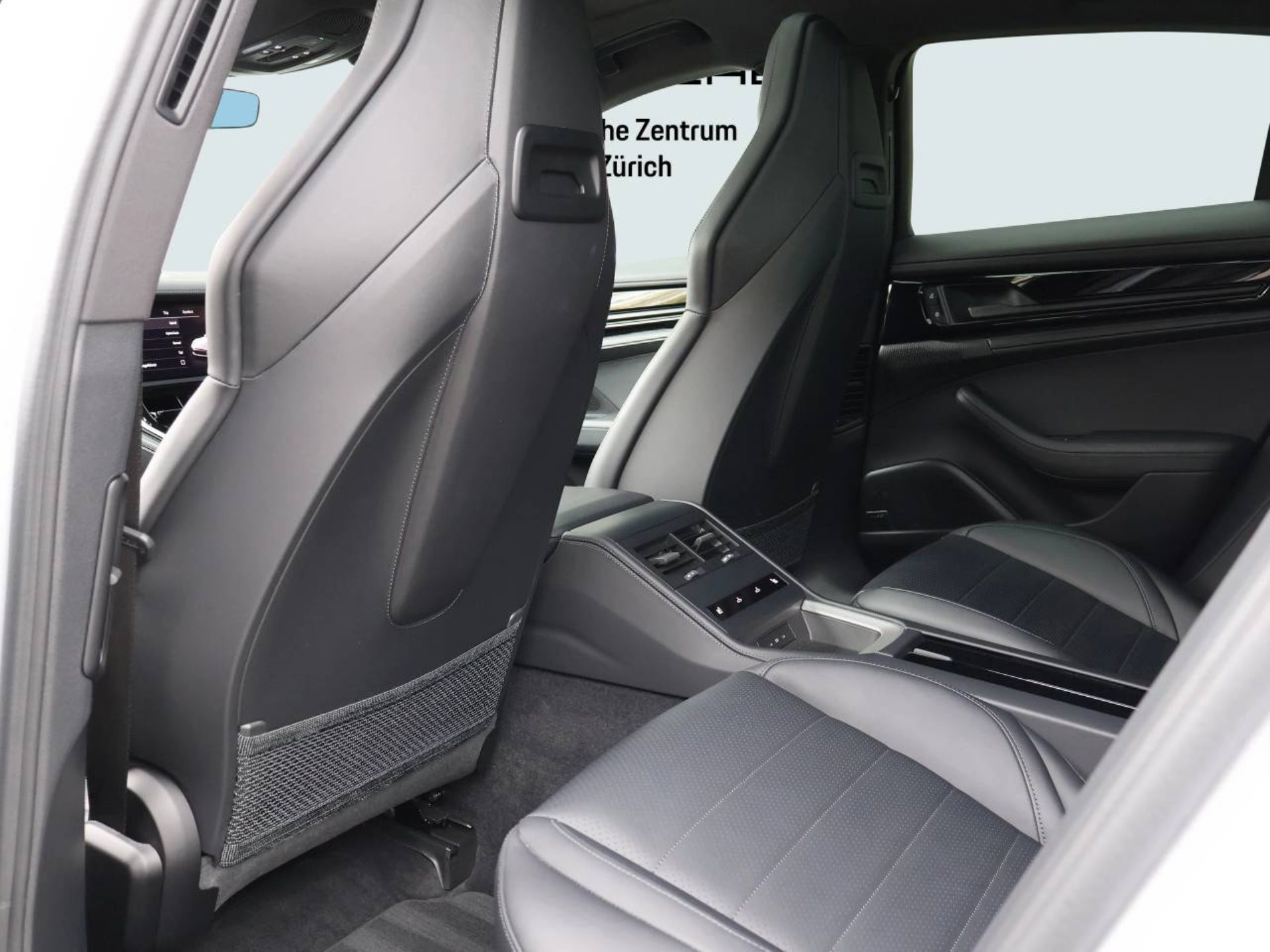 PORSCHE Panamera 4S E-Hybrid-image-16