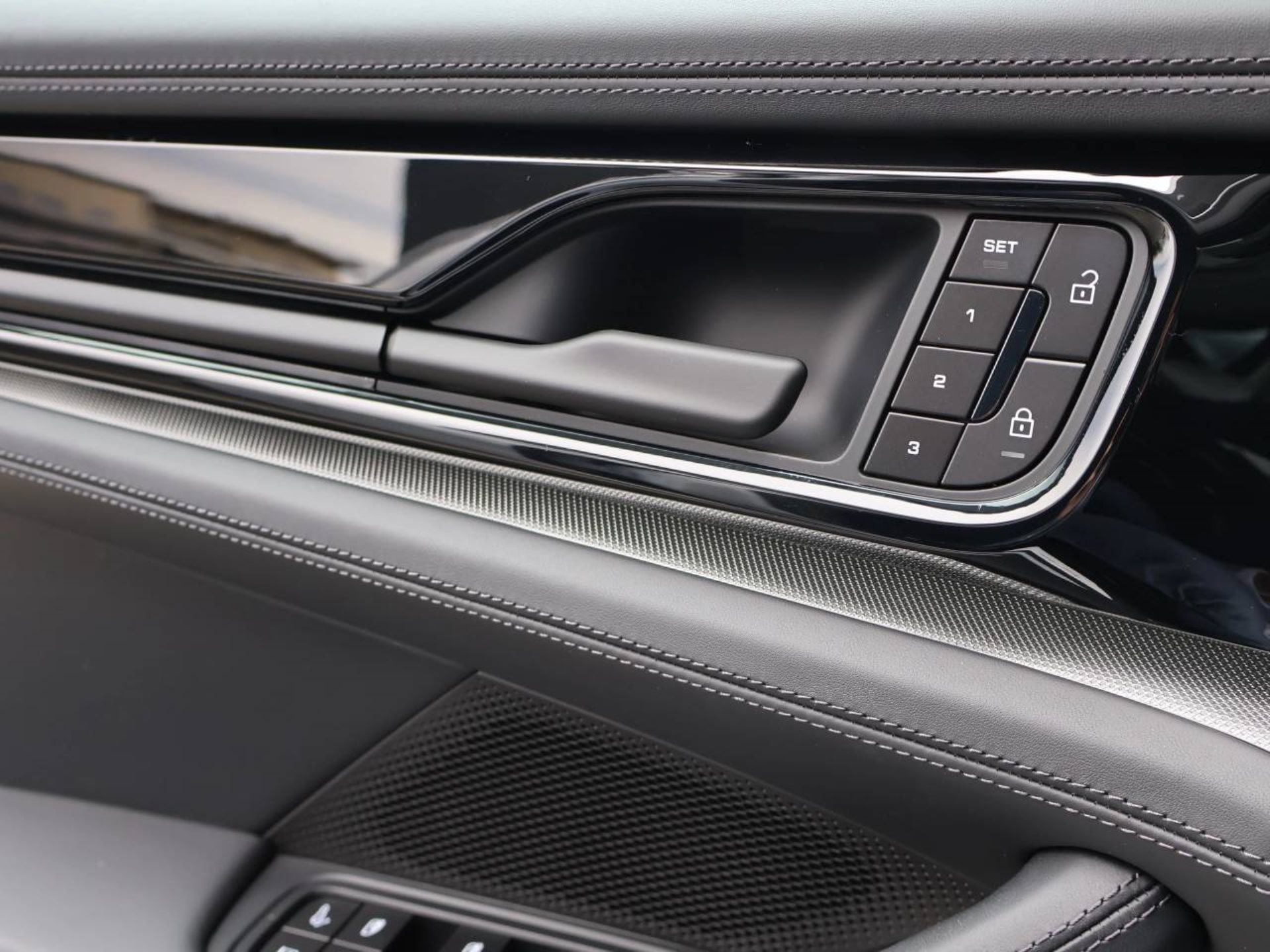 PORSCHE Panamera 4S E-Hybrid-image-32