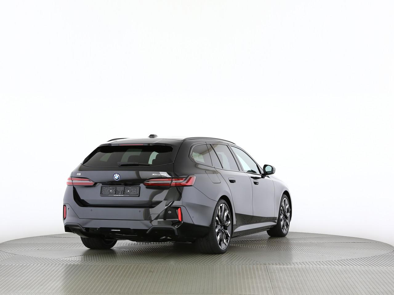 BMW i5 xDrive40 Touring-image-12