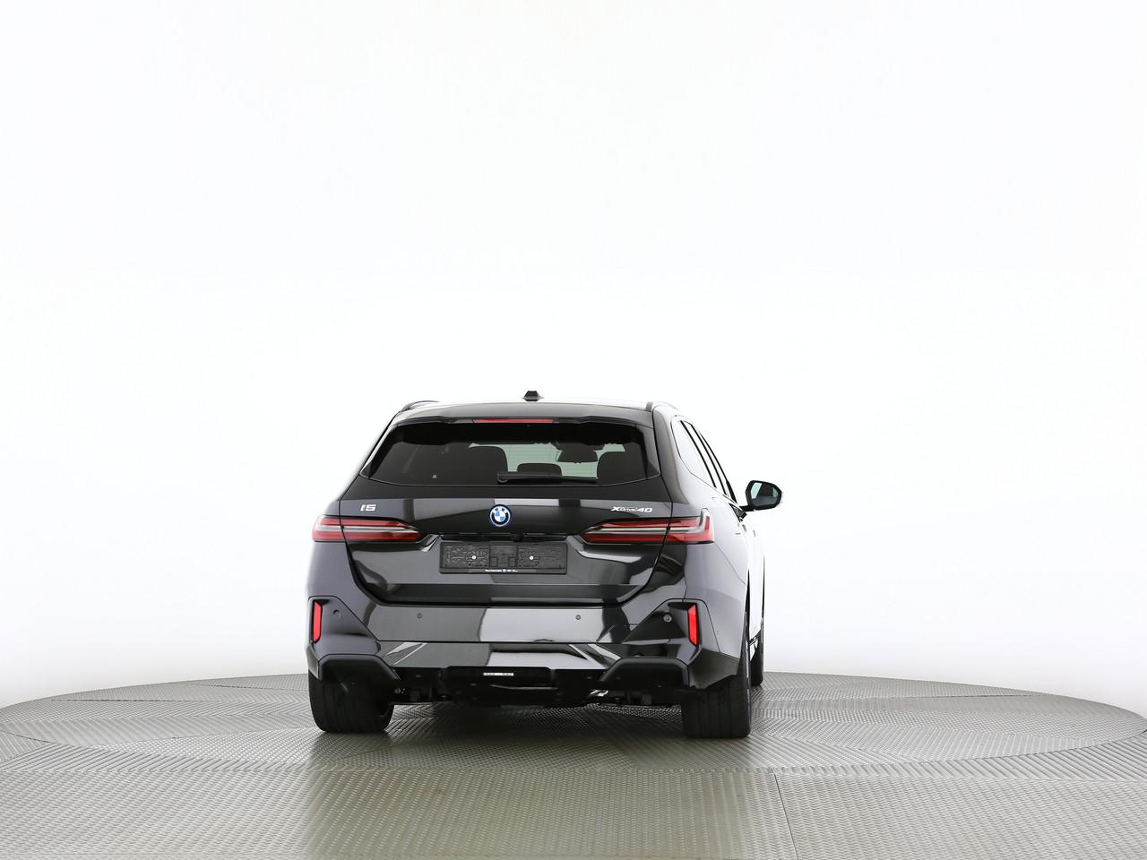 BMW i5 xDrive40 Touring-image-11