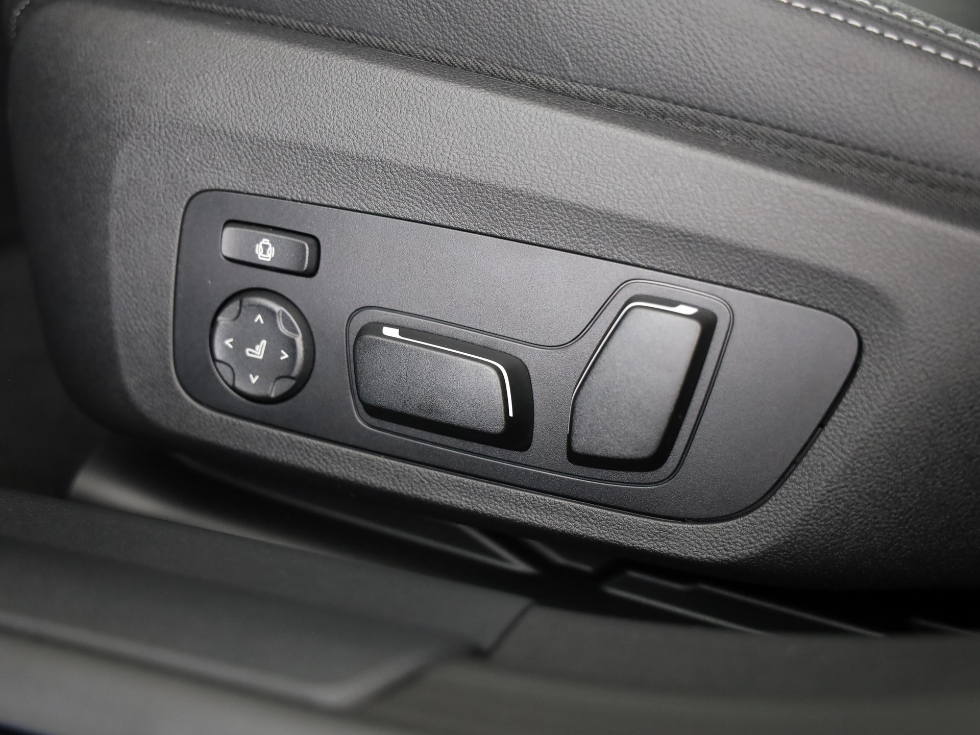 BMW i4 xDrive40-image-12